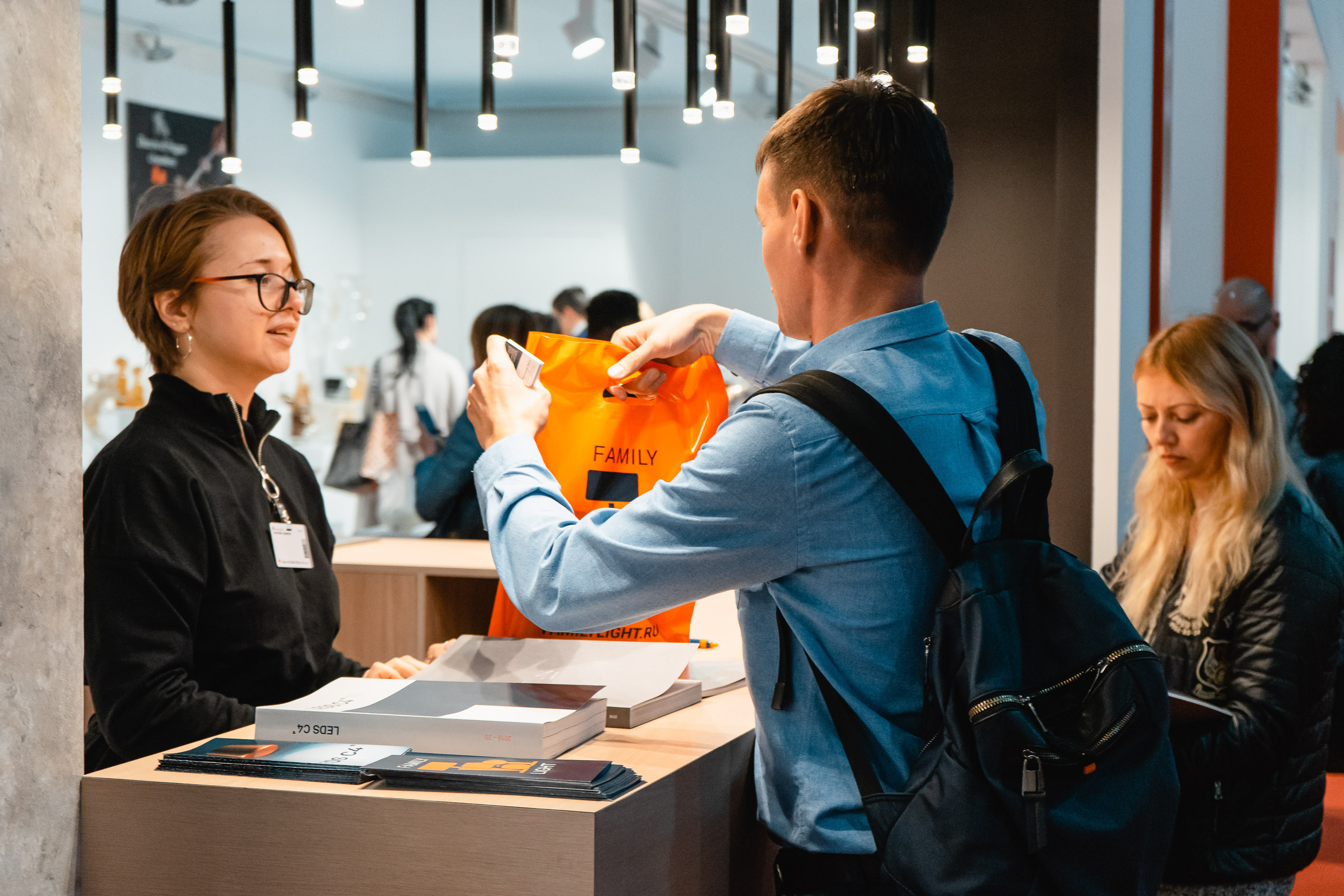 Производство светильников. Видеограф Добромыслов