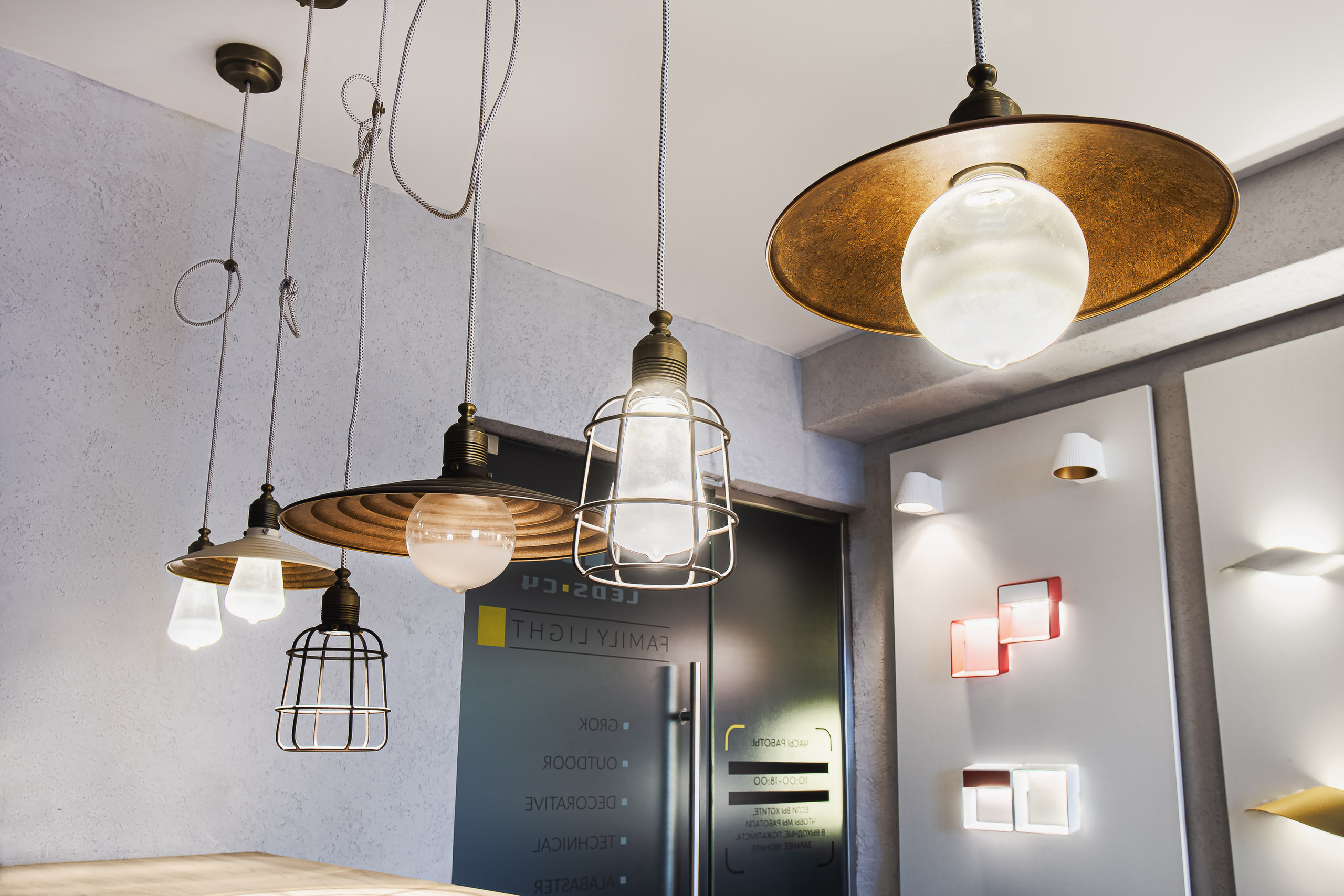 Магазин люстр и светильников испанского бренда. Видеограф Добромыслов