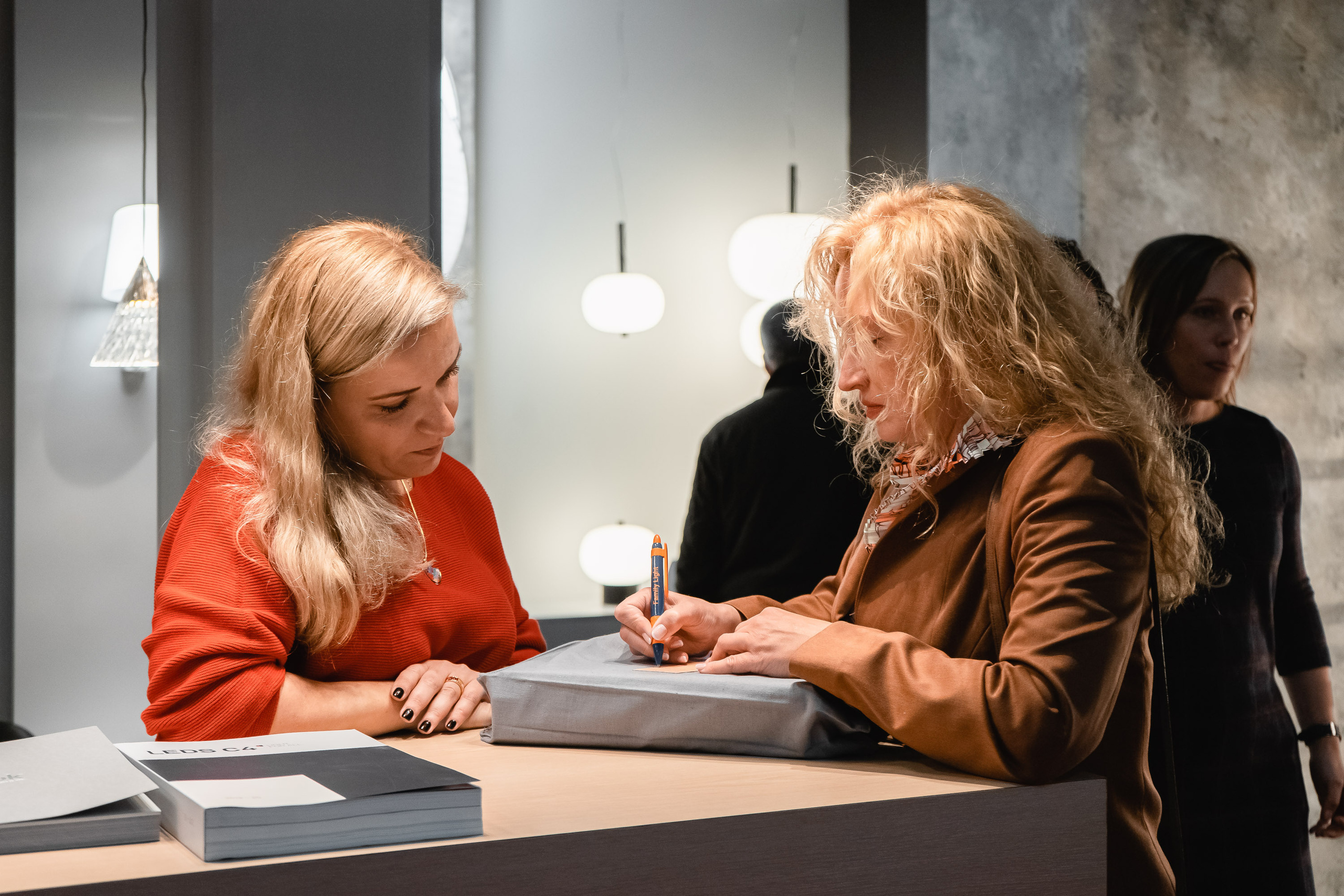 Производство светильников. Видеограф Добромыслов