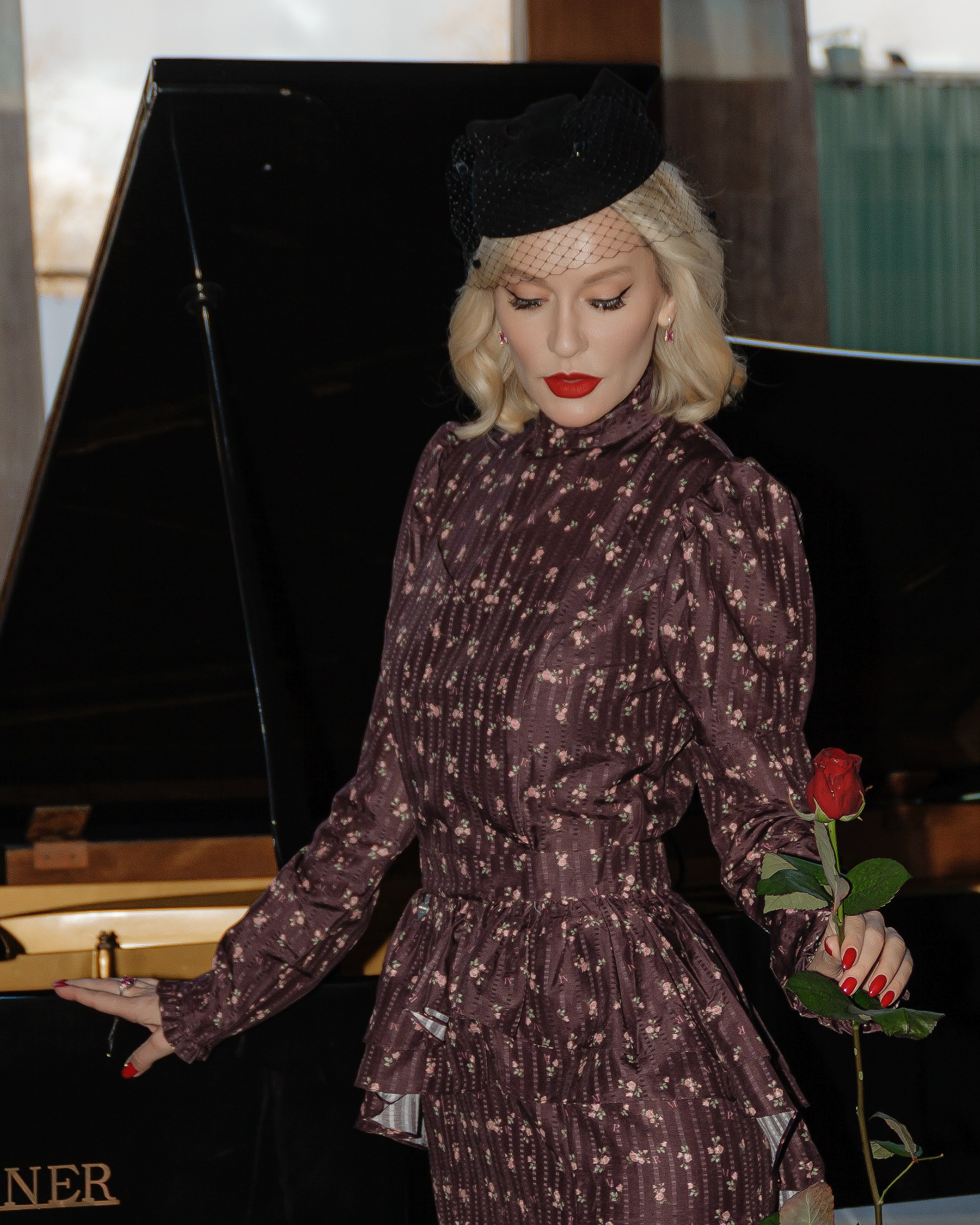 Таша Белая с красной розой у рояля на премьера фильма "Немая жизнь в Барвиха Village, фотограф Анна Добрачёва