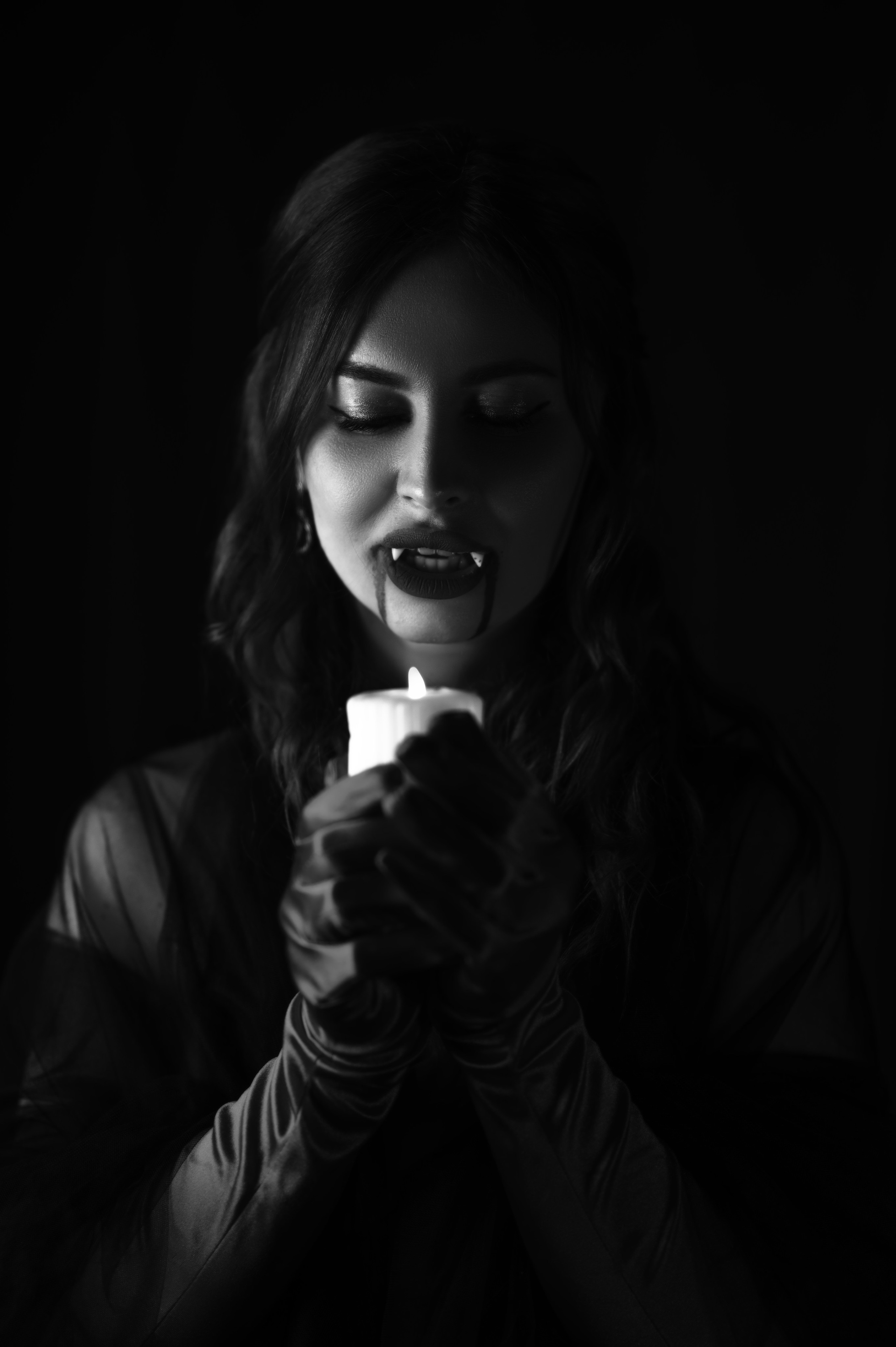 Елизавета Жуйкова (Волгодонск): съёмка в студии. Модель в вампирском образе, тёмный фон, атмосфера Хэллоуина.