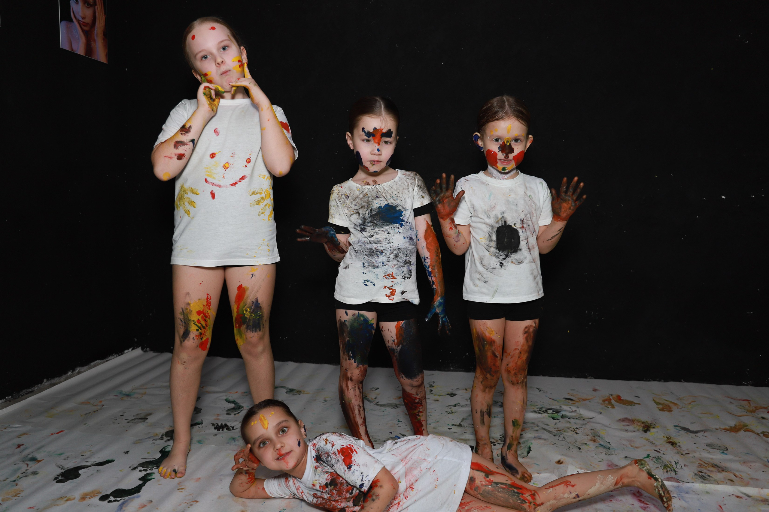 Младшие с красками. Фотограф Юлия Мальцева