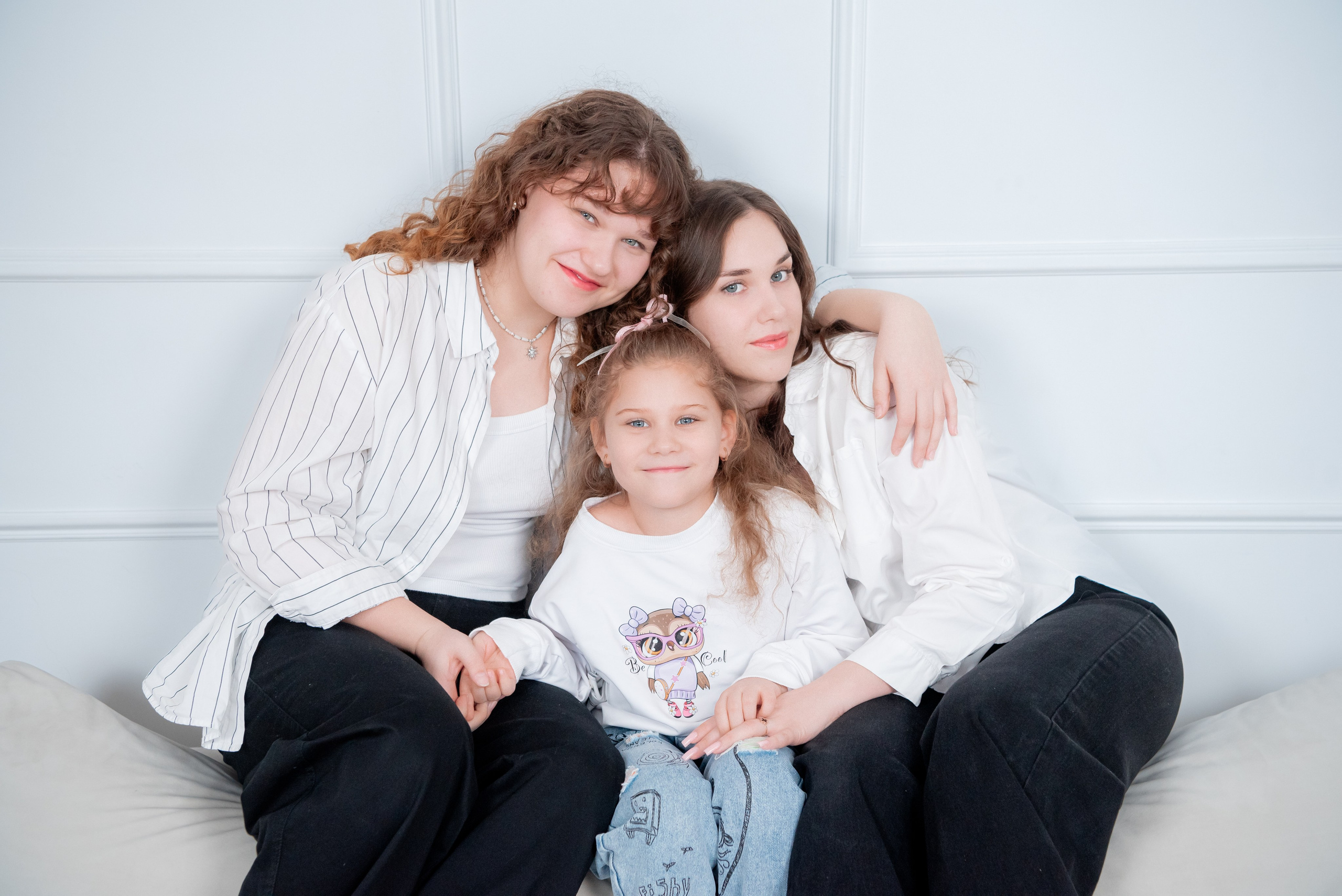 Семейные фото в стиле casual: белые рубашки, джинсы и носки для фотосессии с дочками-студентками.