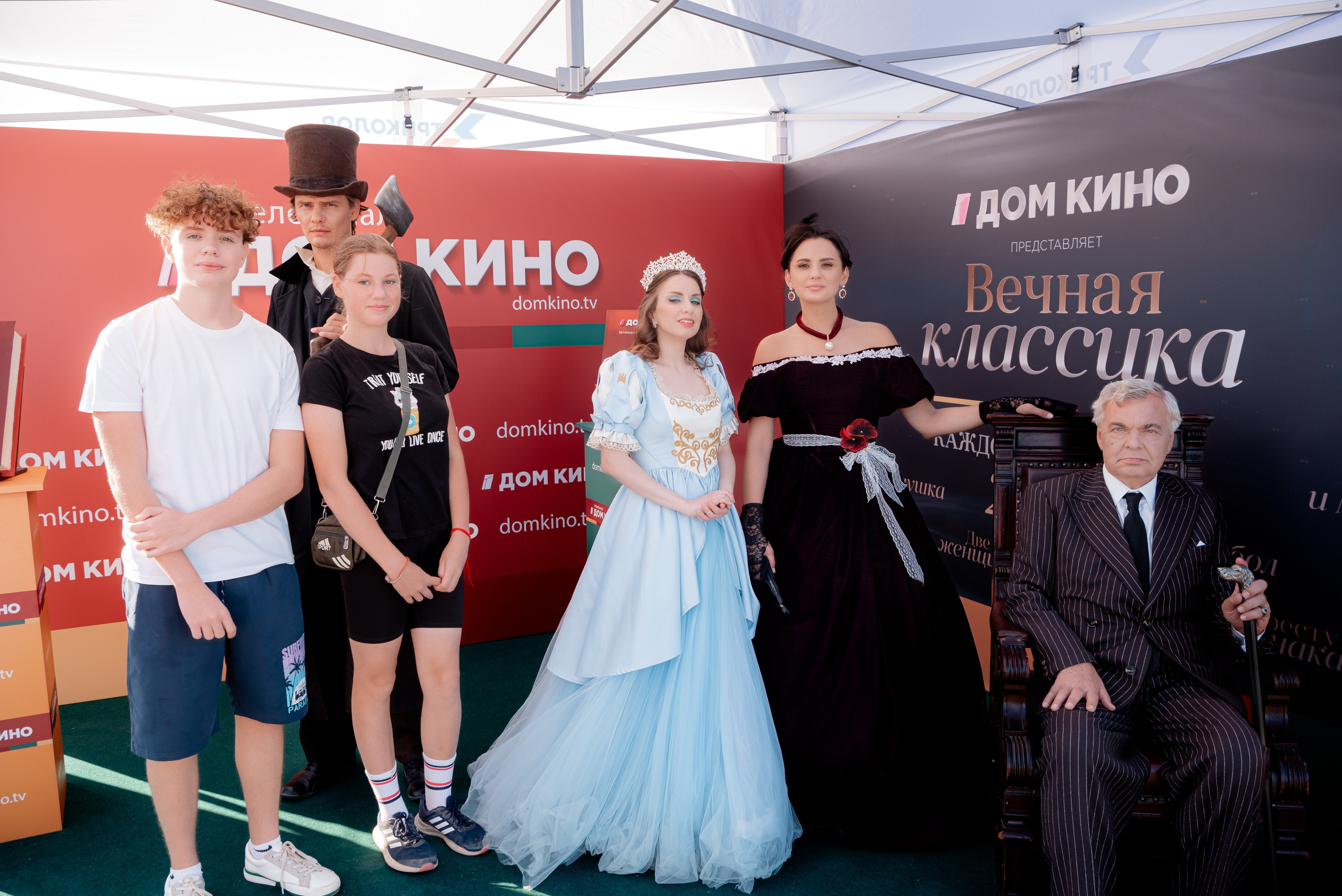 Портретные фото с артистами в палатке Триколор Дом Кинов на день города Волгоград. Фотограф в Волгограде и Волжском Александр Горбань