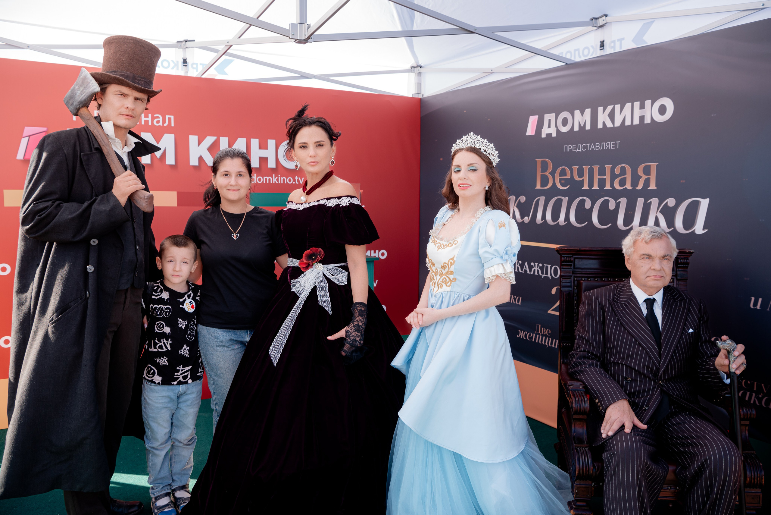 Портретные фото с артистами в палатке Триколор Дом Кинов на день города Волгоград. Фотограф в Волгограде и Волжском Александр Горбань