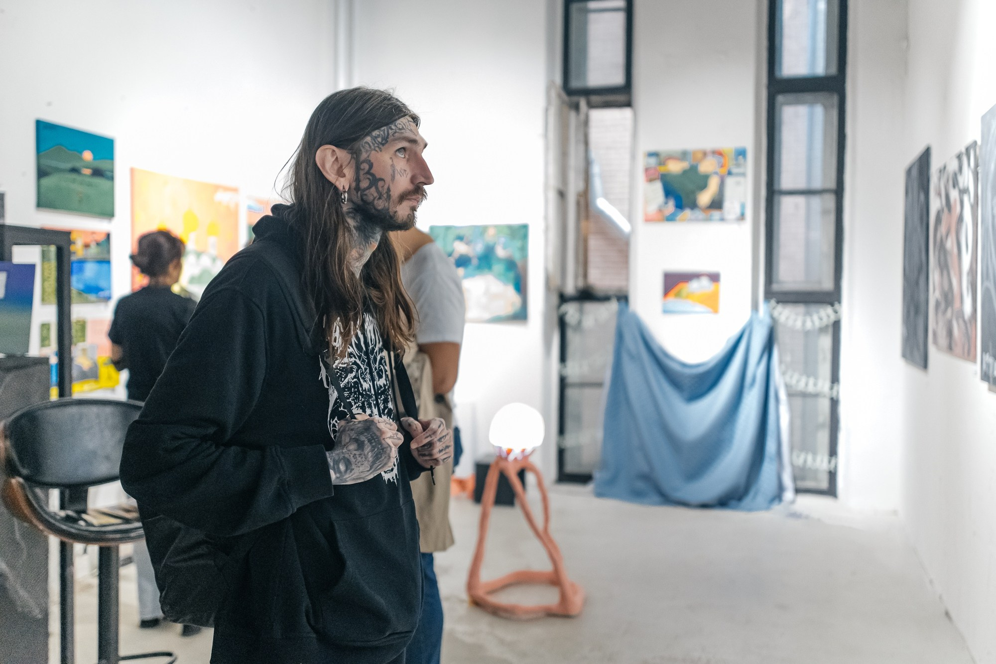 IZZI ROOM | Открытие выставки | май 2025. Репортажный фотограф в Санкт-Петербурге СПБ Алиса Ческидова на ваше мероприятие