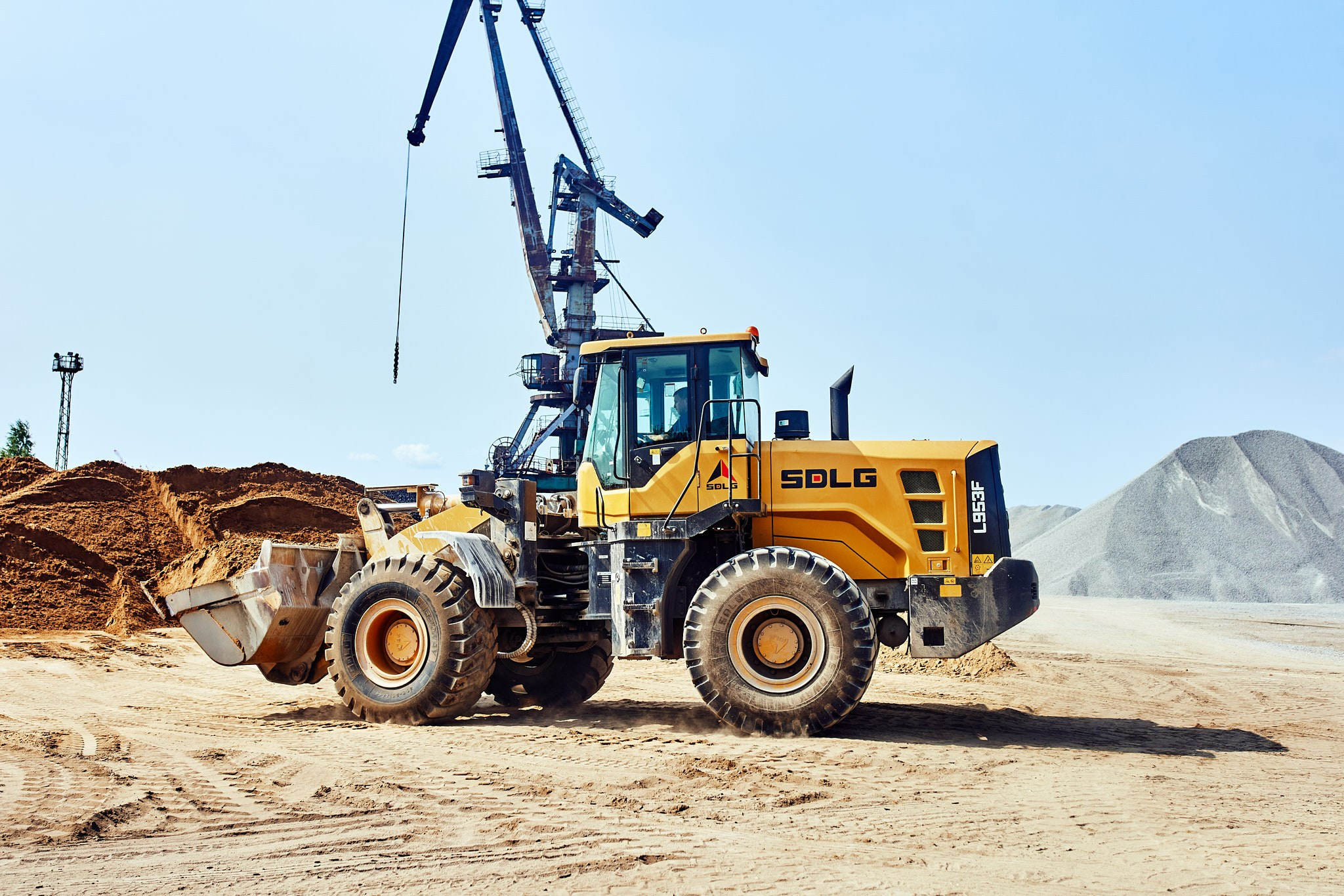 Промышленная зона, погрузка и разгрузка песка