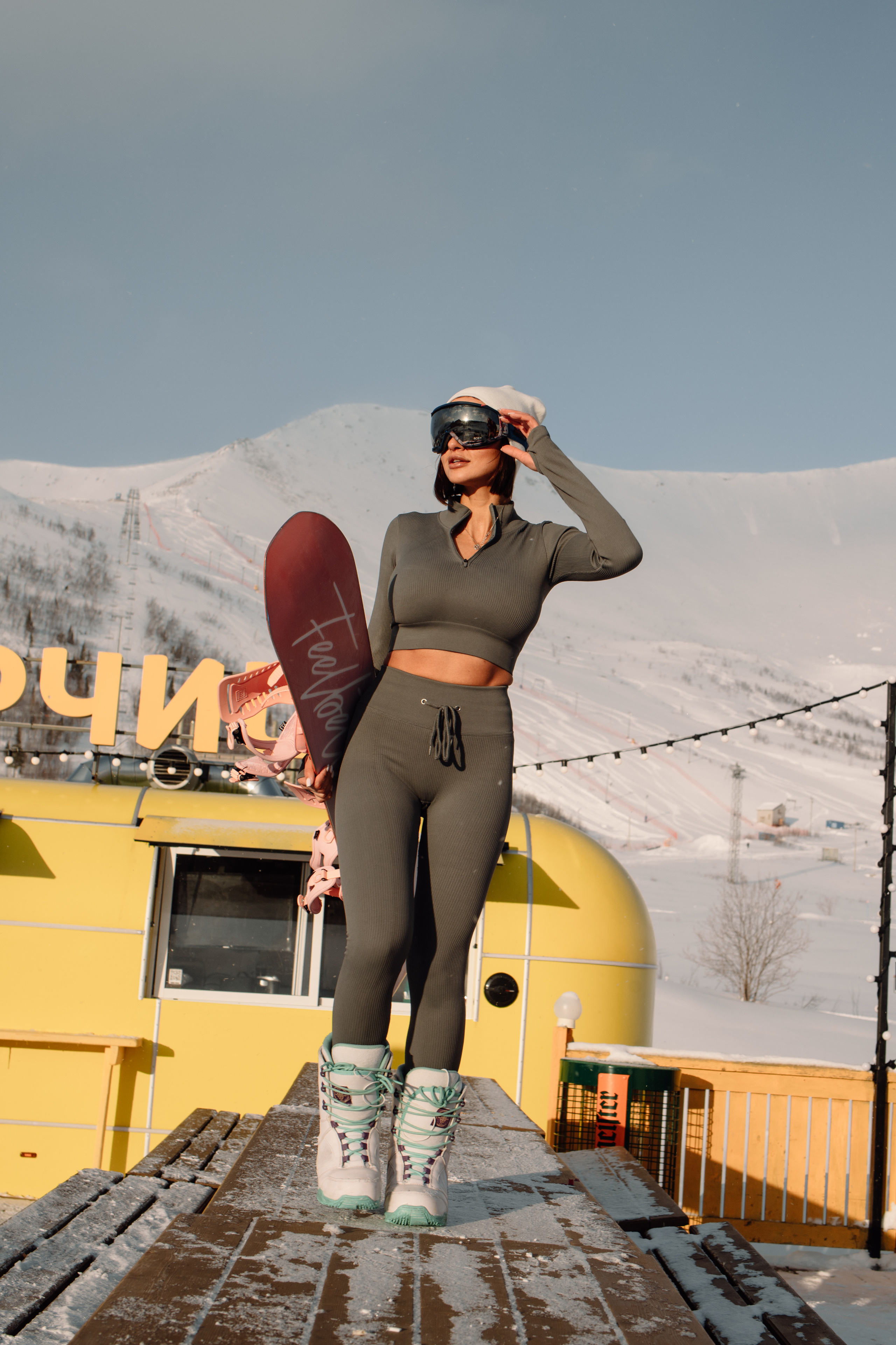 горы, горы Хибины , Хибины ,  бигвуд , биг вуд , сноуборд , горные лыжи ,  сноубординг , Кировск , BigWood , зимний спорт , зимний курорт , горнолыжные фотографии , фото гор , спортивные фото , фото зимние виды спорта , Khibiny , гостиница Северная , санаторий Тирвас , фото Кировск , фотограф Кировск , спортивный фотограф , спортивный фотограф Кировск , Хибины бикини , сноубордистка , девушка с бордом , девушка в бикини с бордом , девушка в бикине на горе , спортивная девушка со сноубордом , девушка со сноубордом , красивый сноуборд , фотосессия девушки в горах , фотосессия в горах , фотосессия в хибинах , бикини , спортивная одежда , одежда для сноубординга , одежда для сноубордистки , сноубордистка в трусах , сноубордистка в бикини , 