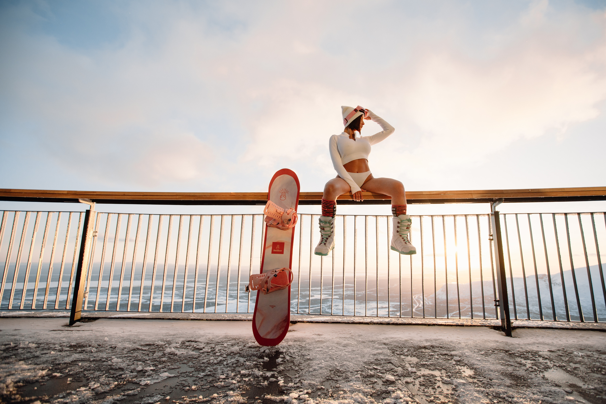 горы, горы Хибины , Хибины ,  бигвуд , биг вуд , сноуборд , горные лыжи ,  сноубординг , Кировск , BigWood , зимний спорт , зимний курорт , горнолыжные фотографии , фото гор , спортивные фото , фото зимние виды спорта , Khibiny , гостиница Северная , санаторий Тирвас , фото Кировск , фотограф Кировск , спортивный фотограф , спортивный фотограф Кировск , Хибины бикини , сноубордистка , девушка с бордом , девушка в бикини с бордом , девушка в бикине на горе , спортивная девушка со сноубордом , девушка со сноубордом , красивый сноуборд , фотосессия девушки в горах , фотосессия в горах , фотосессия в хибинах , бикини , спортивная одежда , одежда для сноубординга , одежда для сноубордистки , сноубордистка в трусах , сноубордистка в бикини , 