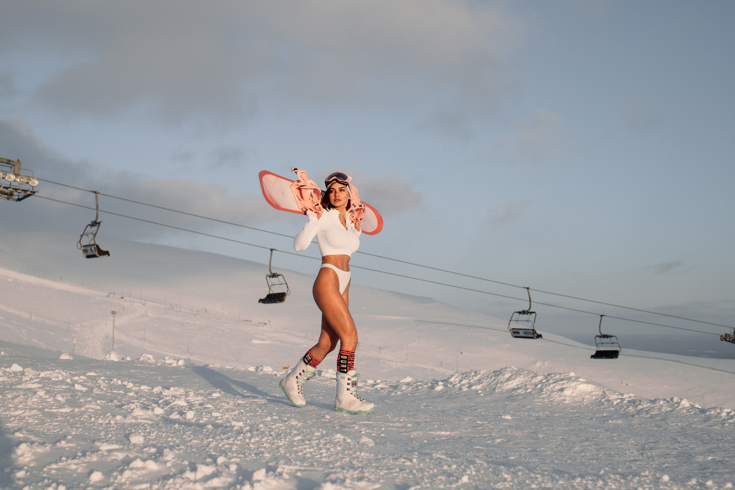 горы, горы Хибины , Хибины ,  бигвуд , биг вуд , сноуборд , горные лыжи ,  сноубординг , Кировск , BigWood , зимний спорт , зимний курорт , горнолыжные фотографии , фото гор , спортивные фото , фото зимние виды спорта , Khibiny , гостиница Северная , санаторий Тирвас , фото Кировск , фотограф Кировск , спортивный фотограф , спортивный фотограф Кировск , Хибины бикини , сноубордистка , девушка с бордом , девушка в бикини с бордом , девушка в бикине на горе , спортивная девушка со сноубордом , девушка со сноубордом , красивый сноуборд , фотосессия девушки в горах , фотосессия в горах , фотосессия в хибинах , бикини , спортивная одежда , одежда для сноубординга , одежда для сноубордистки , сноубордистка в трусах , сноубордистка в бикини , 