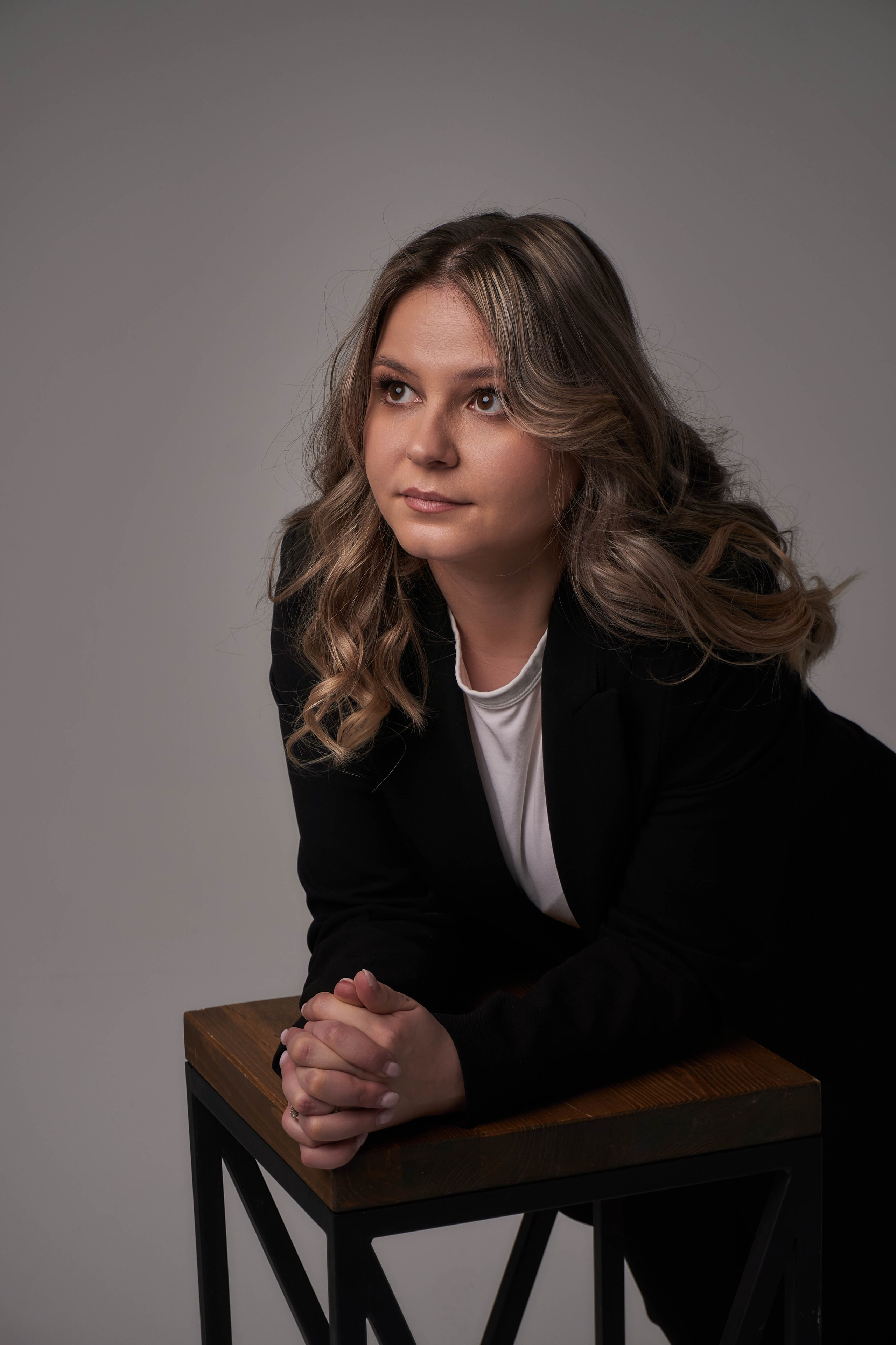 Фотосессия в деловом стиле для девушки: девушка в чёрном брючном костюме.