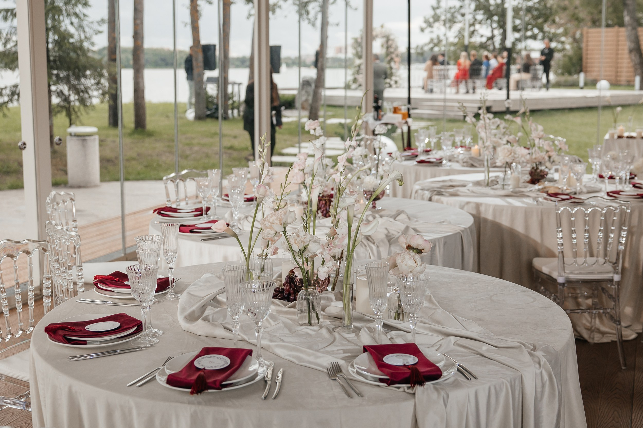 Свадебный декор на площадке THE SUN LAKE VERANDA EVENT на озере Сенеж Солнечногорск