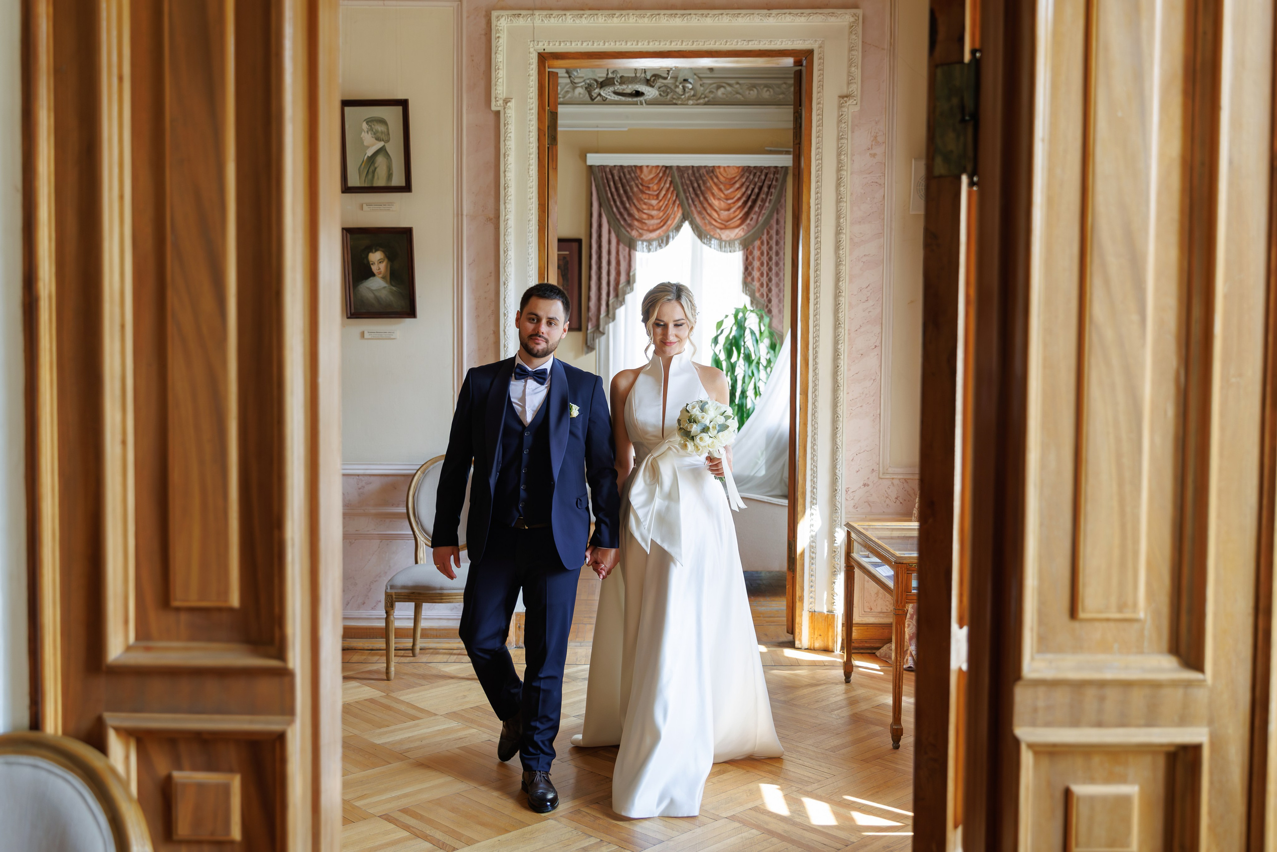 Свадебная фотосессия в библиотеке-читальне им А. С. Пушкина. Свадебный фотограф Москва и МО Сергей Киржаев