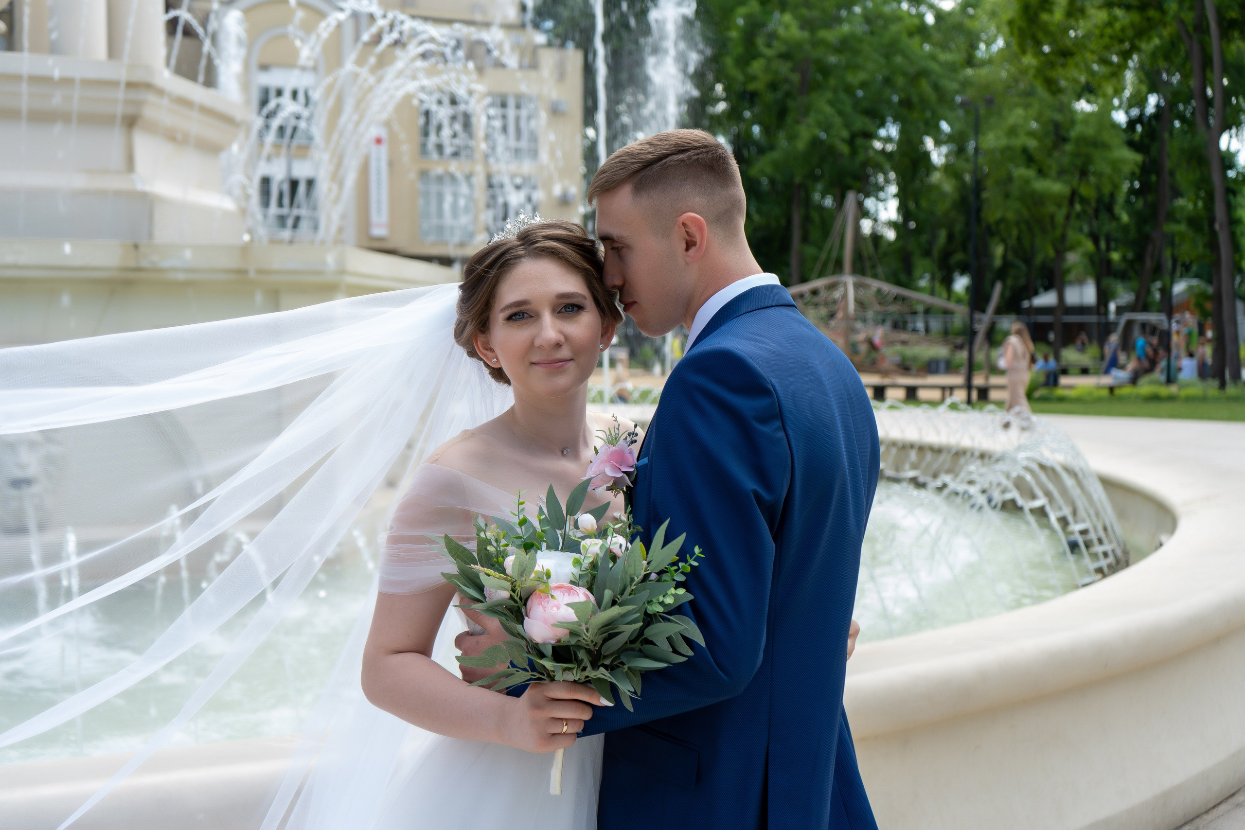 Жених с невестой позируют на свадебной фотосессии в парке Орленок в Воронеже