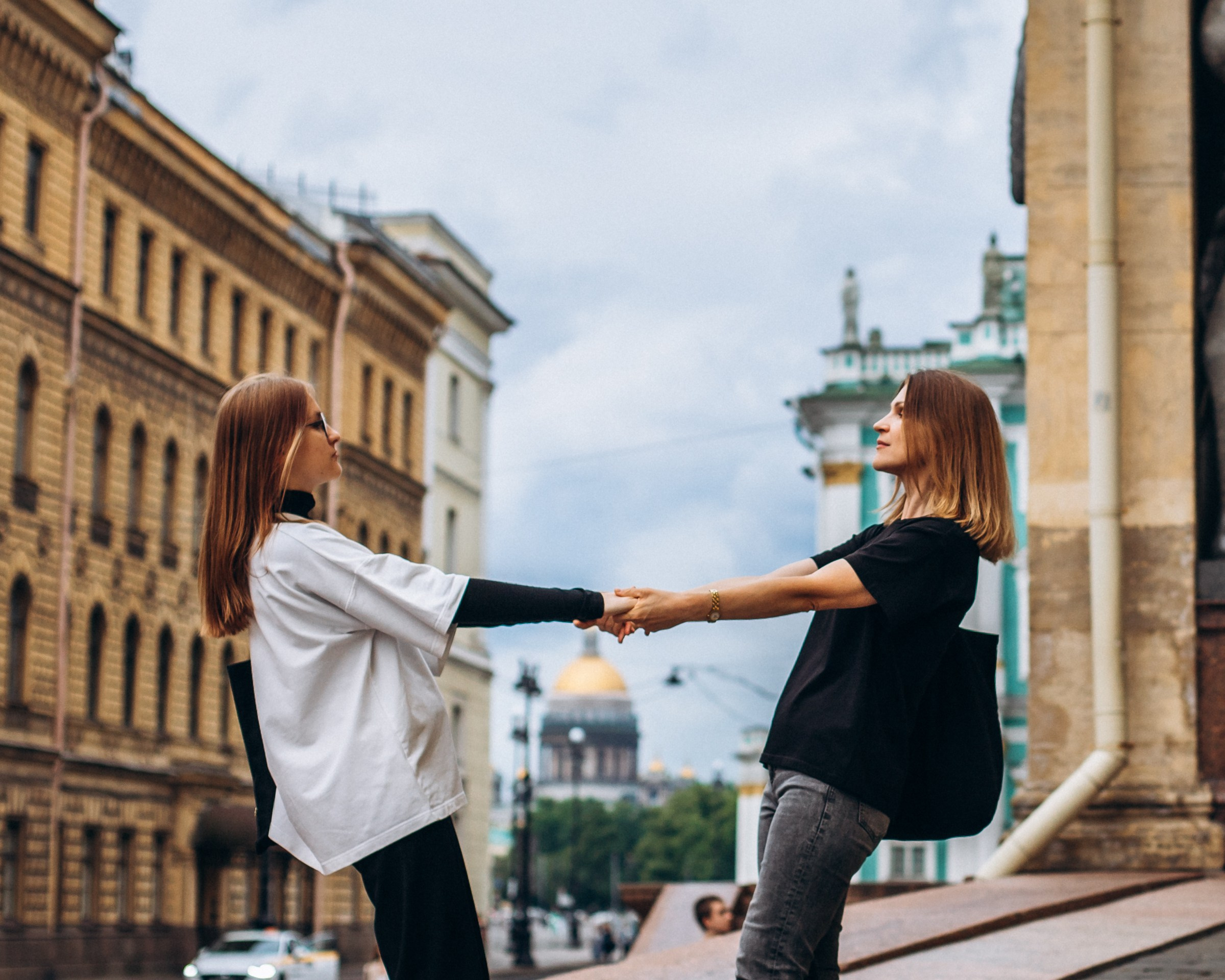 Светлана и Анна в июне. Фотопрогулка в Петербурге. Индивидуальный и семейный фотограф в Санкт-Петербурге