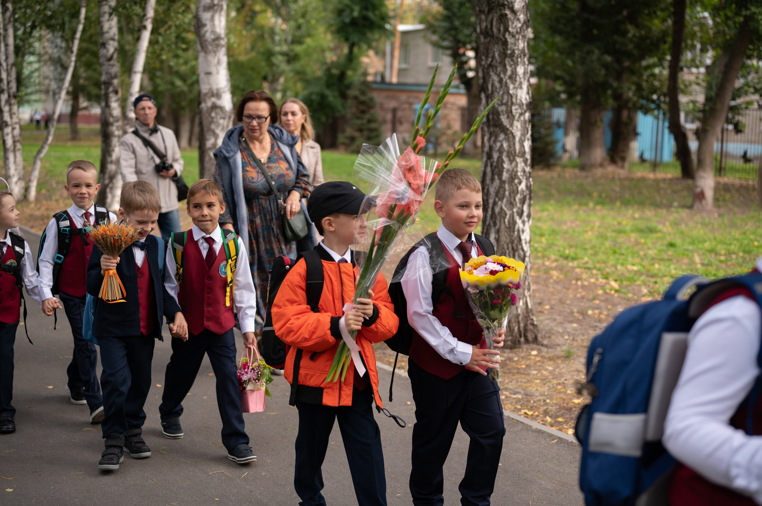 1 сентября 16 гимназия 2 класс (линейка + в классе+ на улице). Фотограф новорожденных, семейный детский в Тюмени Татьяна Морозова