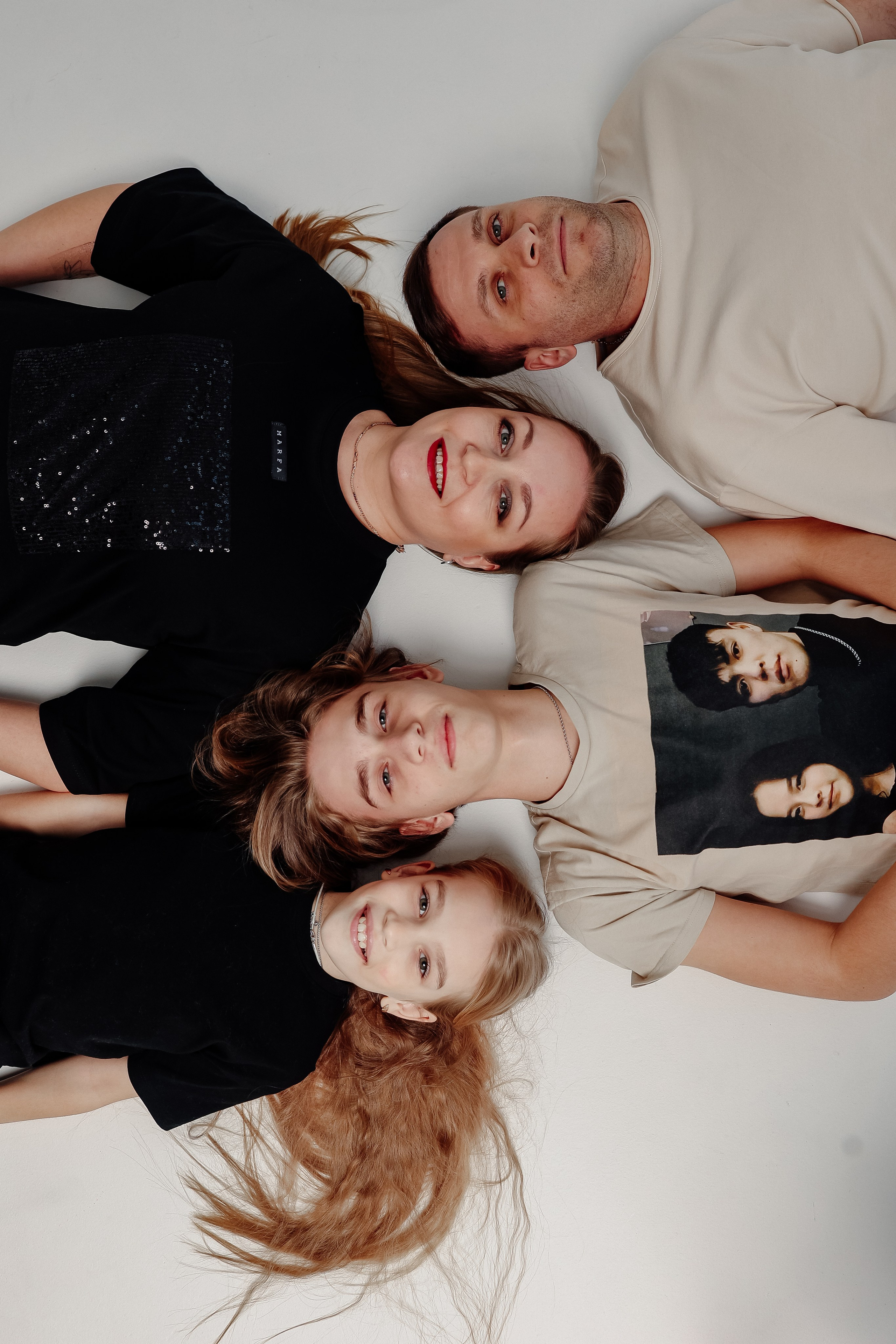 Минимализм. Фотограф Авилова Дарья ● Тюмень● Съемка больших семей ●Архив поколений