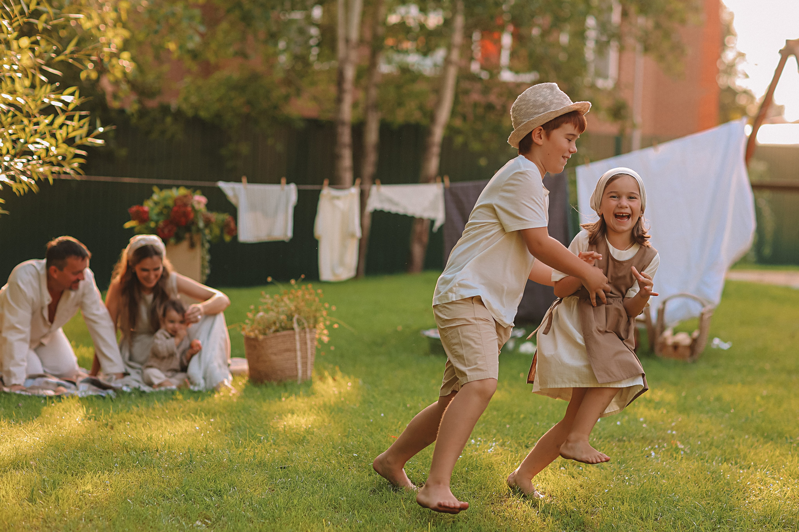 Стирка у дома. Семейный фотограф Тюмень, фотограф на роды Салмина Мария