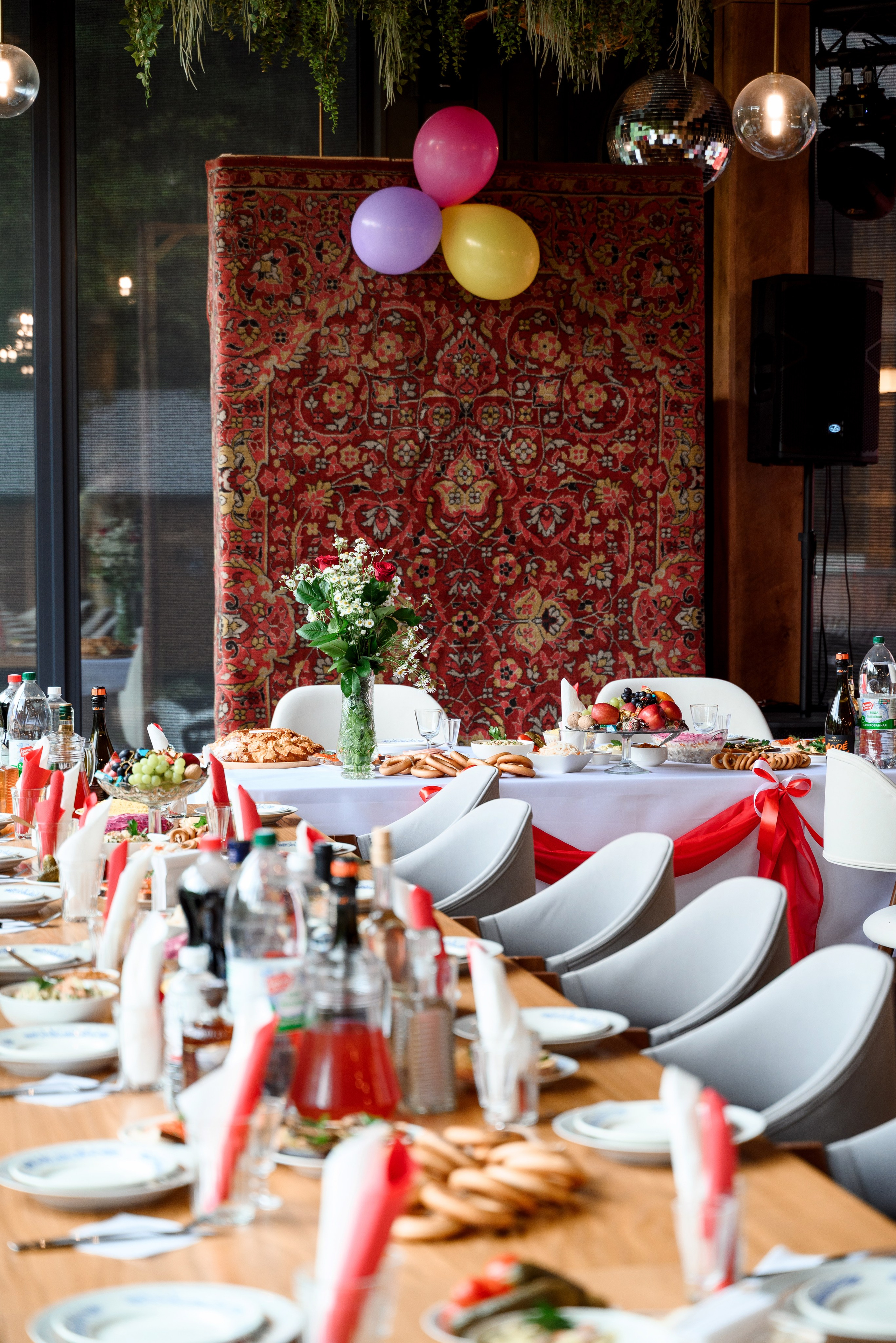 Фотография интерьера свадебного стиля девяностых 