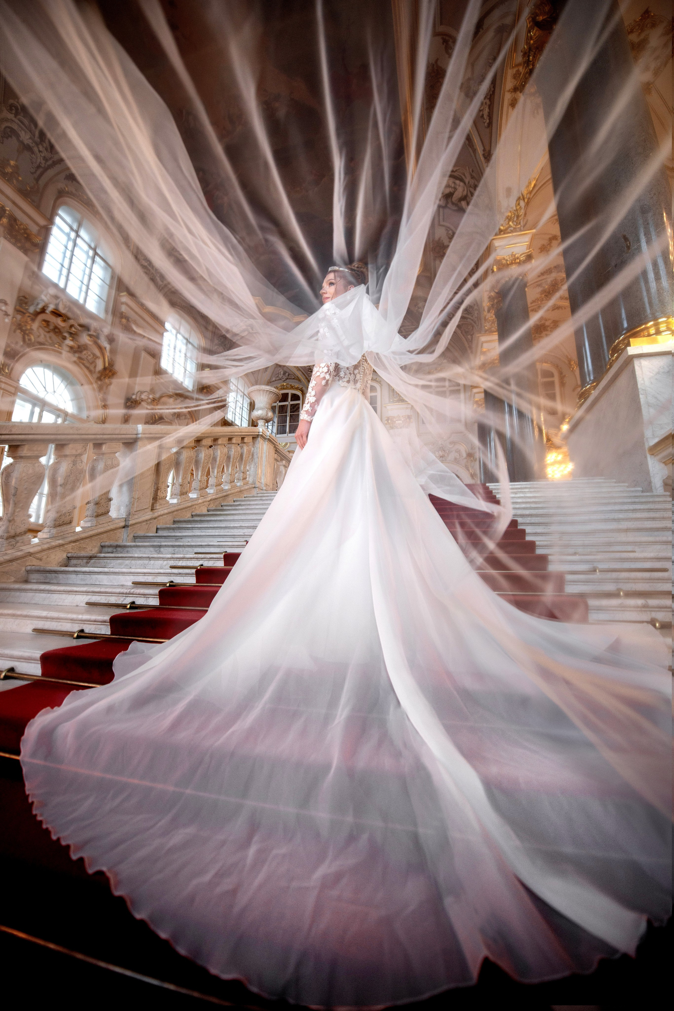 Невеста позирует на главной парадной лестнице Эрмитажа с парящей фатой