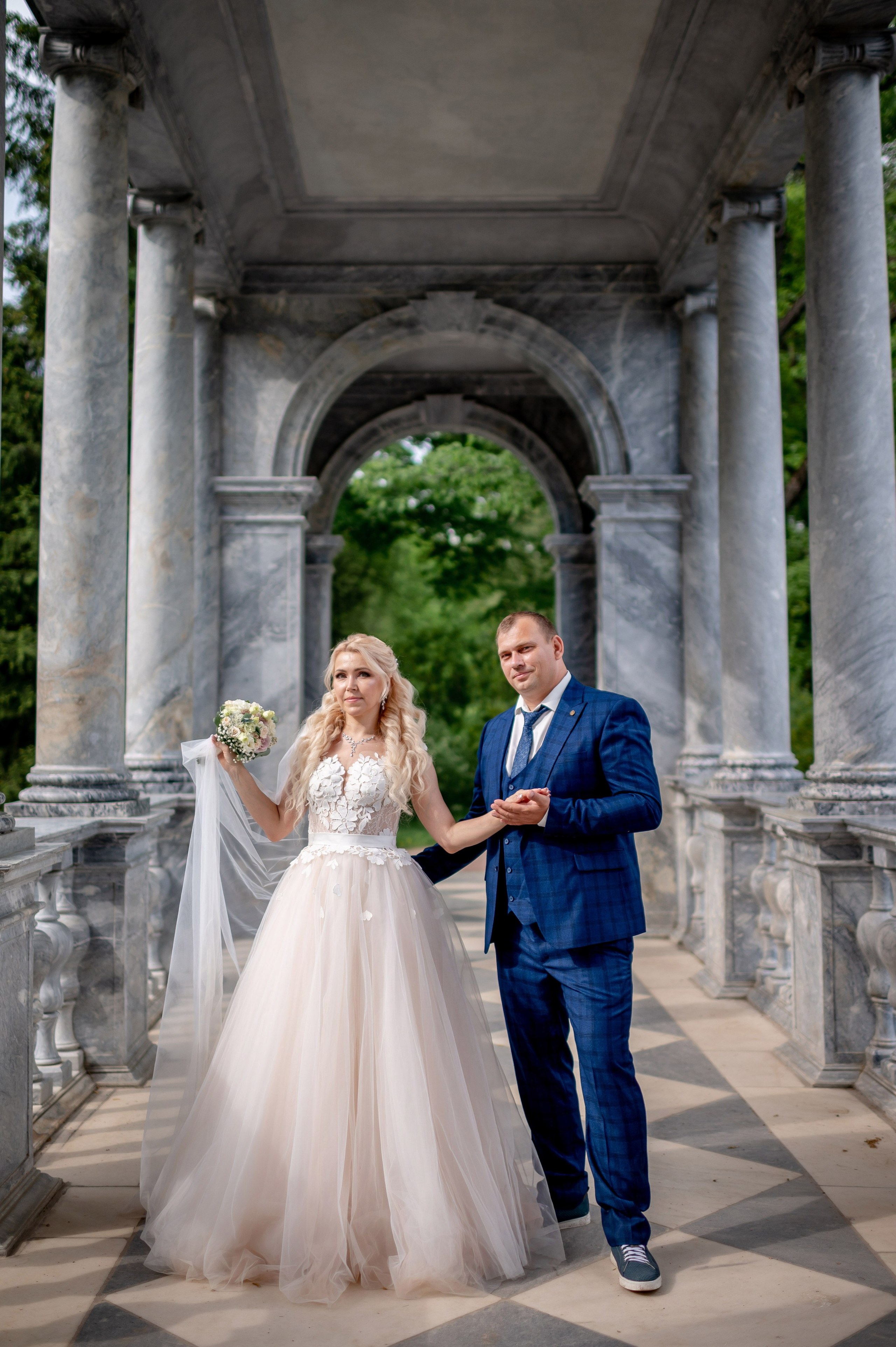 Евгения (фотосессия с малиновым chevrolet camaro, в сирени в Пушкине в Екатерининском парке). Портретный, семейный и свадебный фотограф в Санкт-Петербурге и в Пушкине Ширяев Денис