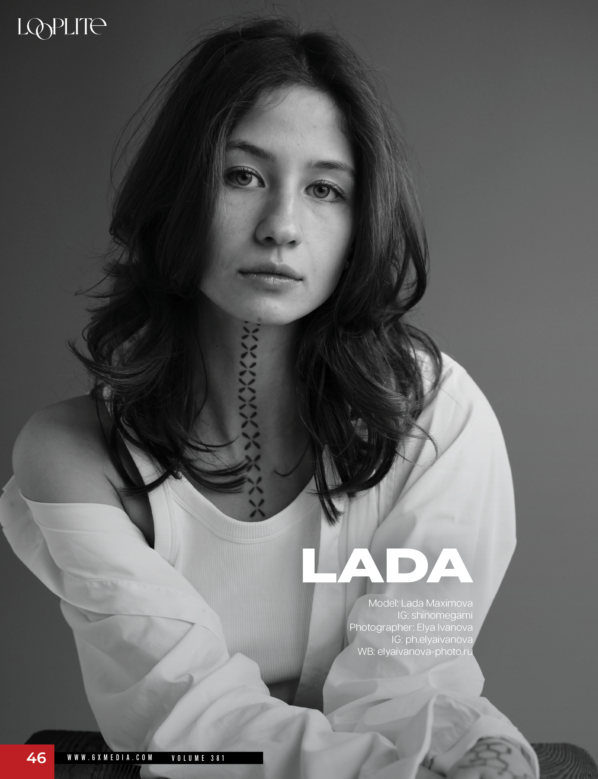 Черно-белое портретное фото Лады Максимовой, модели (@shinomegami в Instagram). Фотография сделана Элей Ивановой (@ph.elyaivanova в Instagram, elyaivanova-photo.ru в ВК). Лада изображена крупным планом,  она одета в белую рубашку с короткими рукавами и топ. На ее шее виден небольшой рисунок, похожий на татуировку. Фон однотонный, серый.