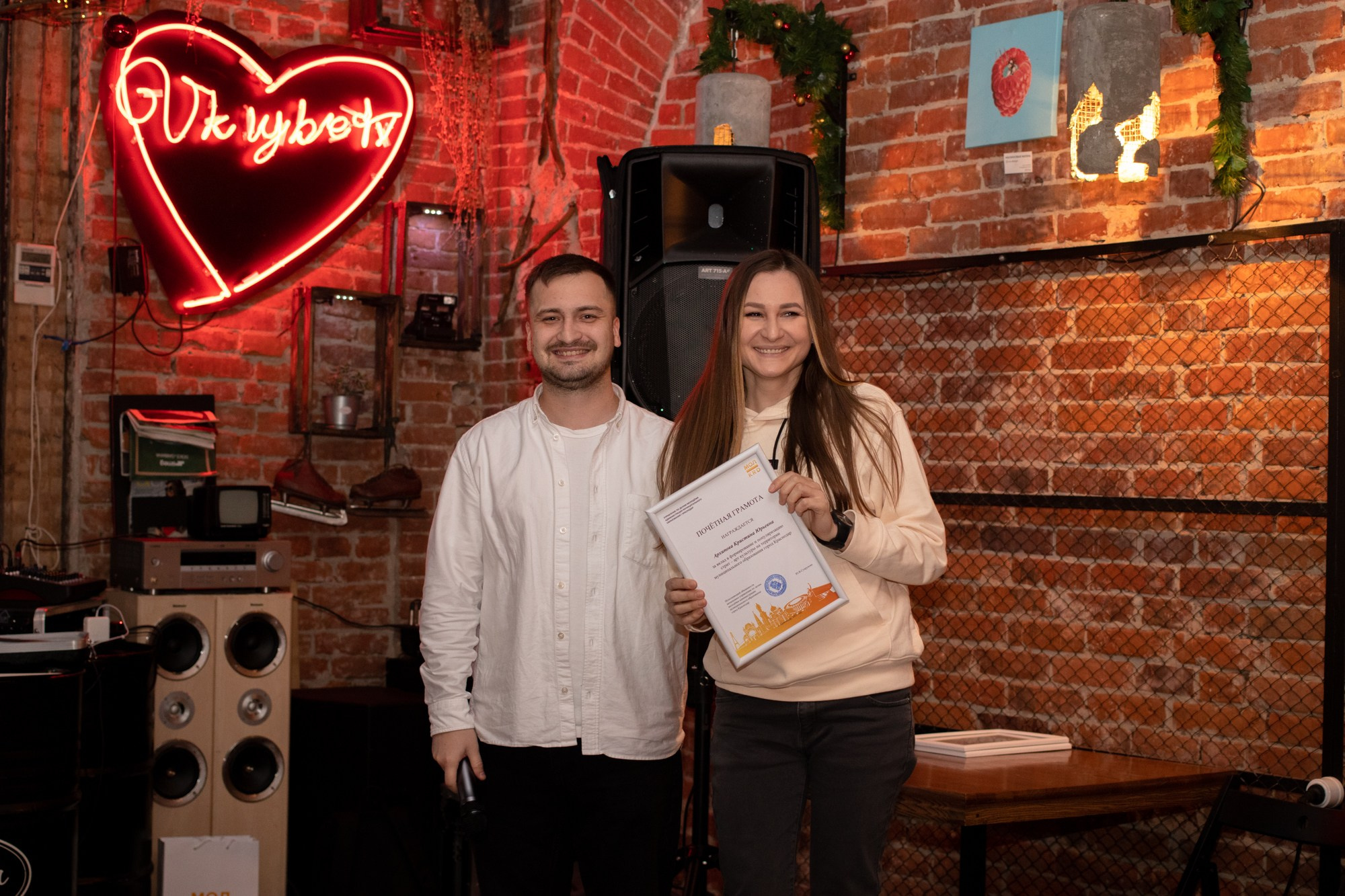 Новогодняя встреча в баре «Шаверма». Репортажный, промышленный и маркетплейс-фотограф Дмитрий Чернат