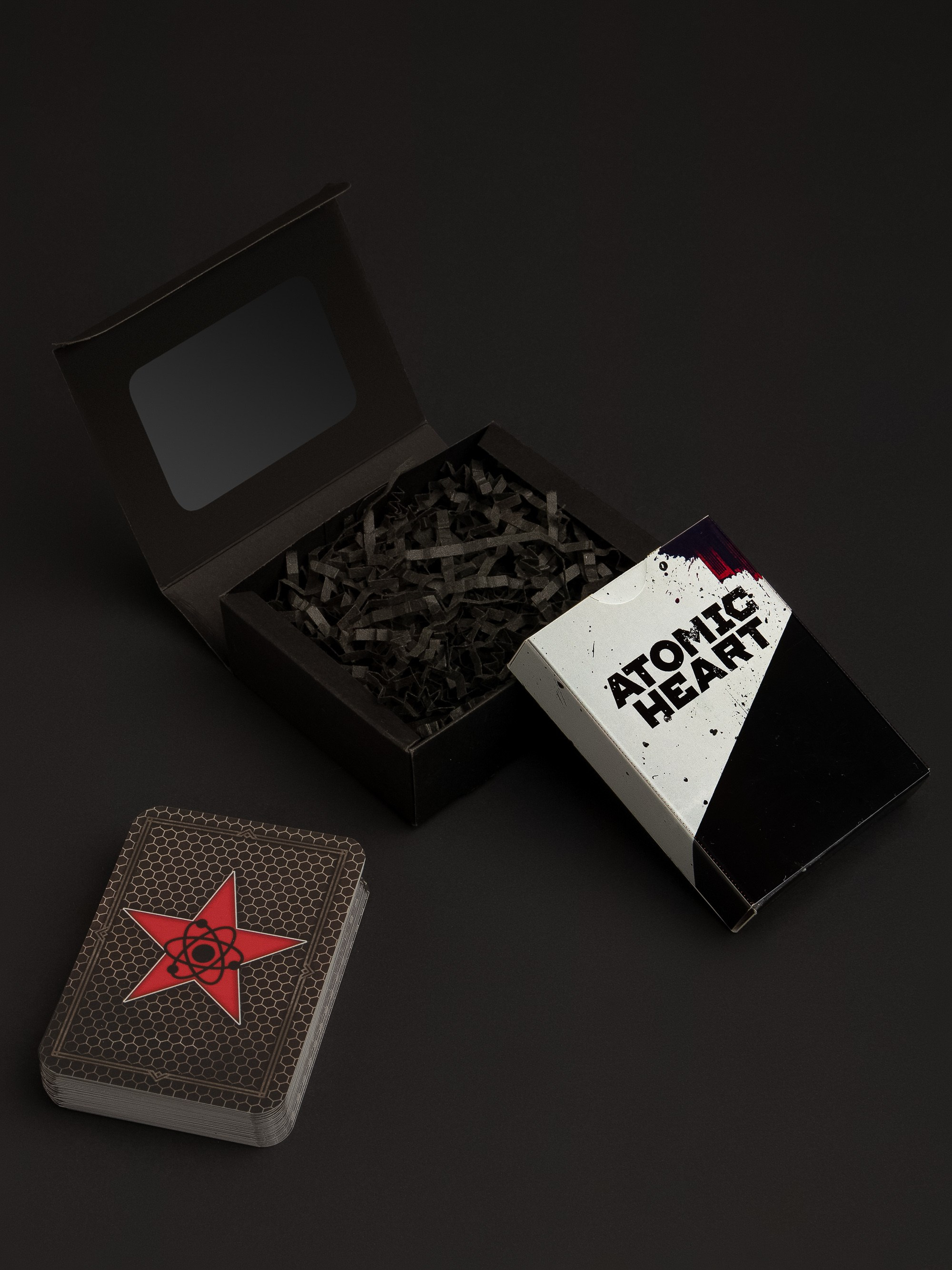 Карты игральные с упаковкой на черном фоне