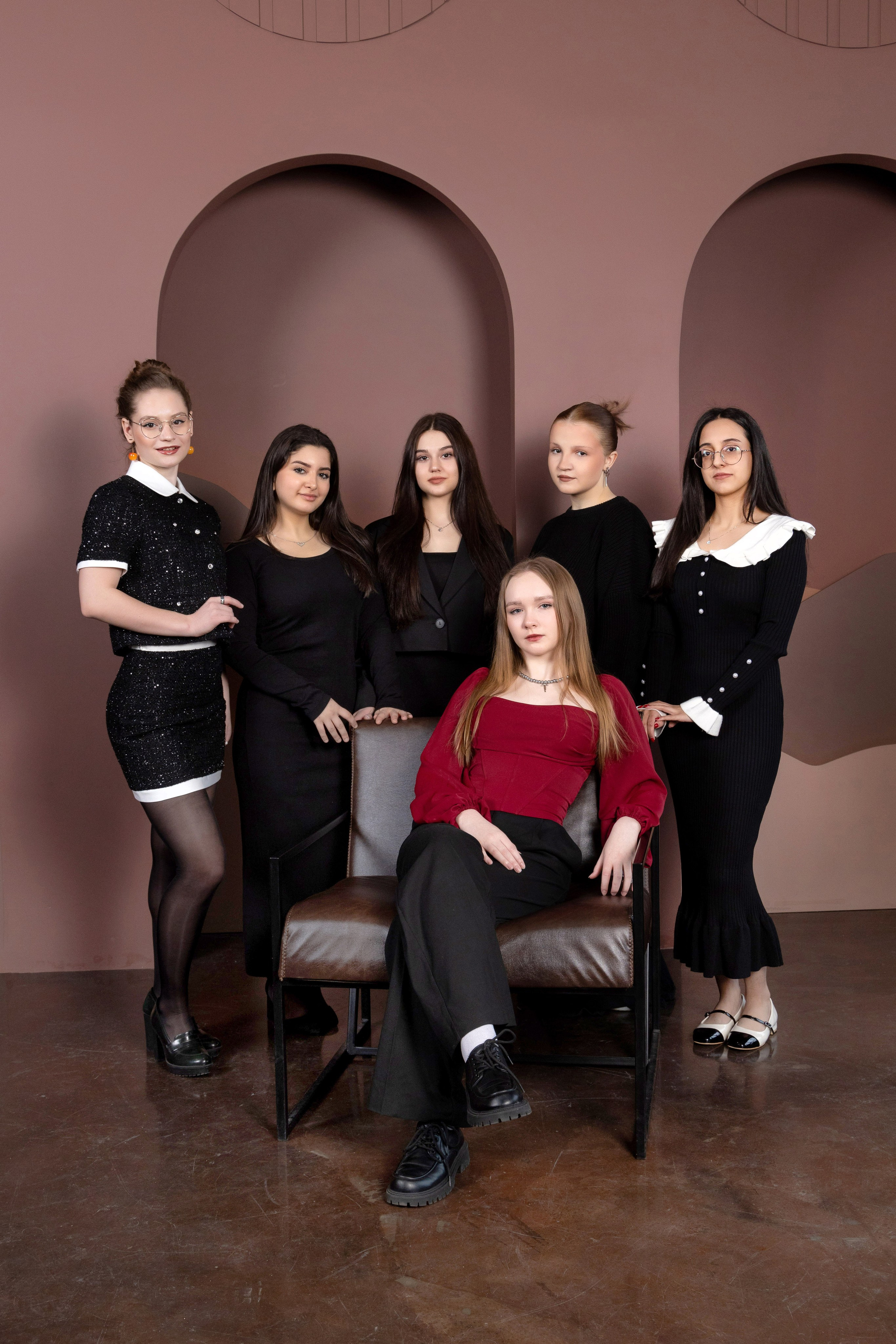 Зал «Тесла». Фотостудия для школьной фотосессии. Выпускные альбомы в Москве и Подмосковье