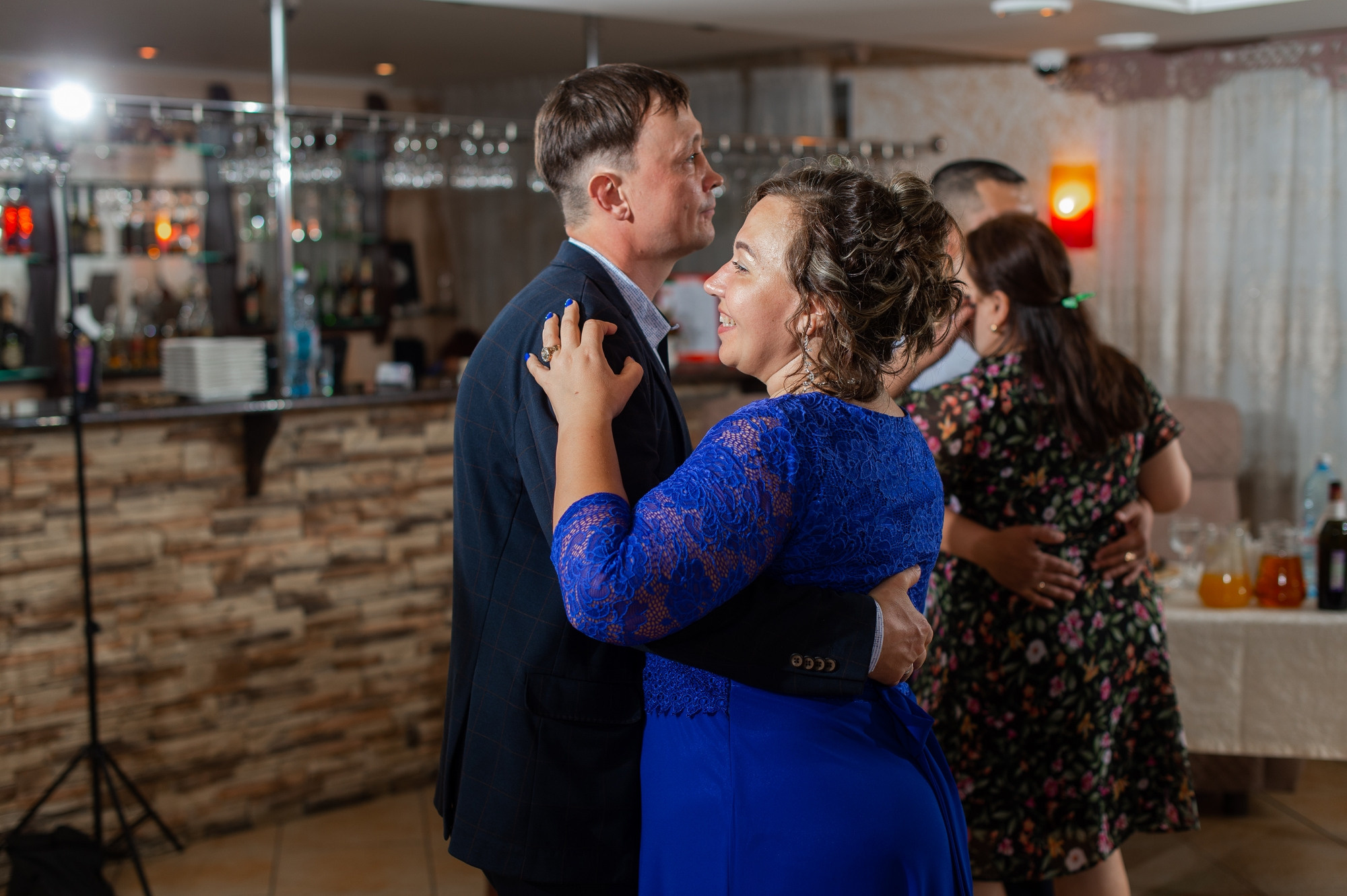 Танцующие молодожёны. Свадебный и семейный фотограф в Омске Мормулев Михаил