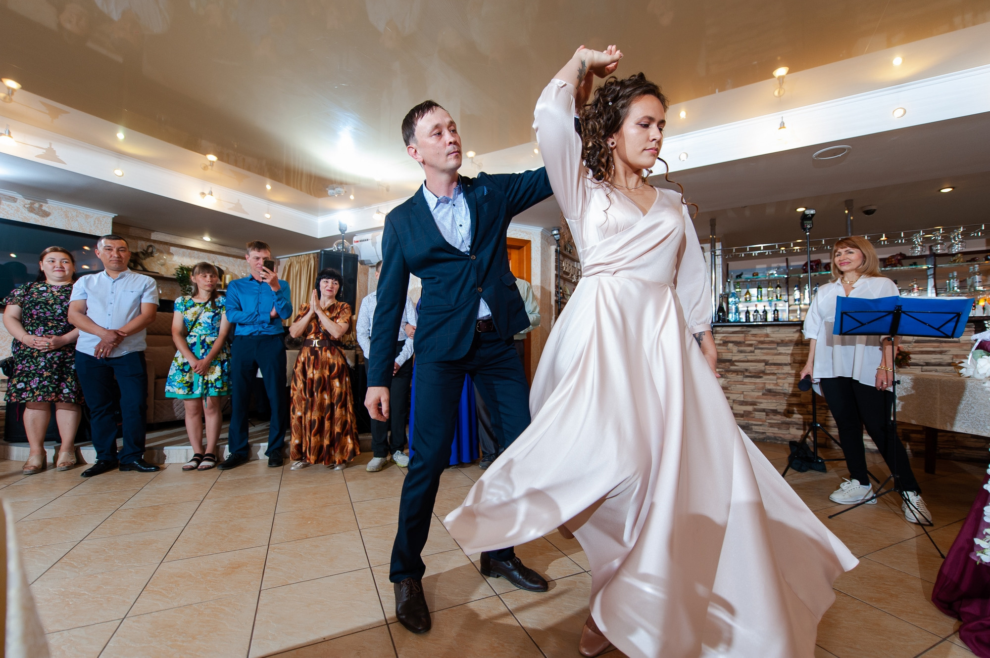 Танцующие молодожёны. Свадебный и семейный фотограф в Омске Мормулев Михаил