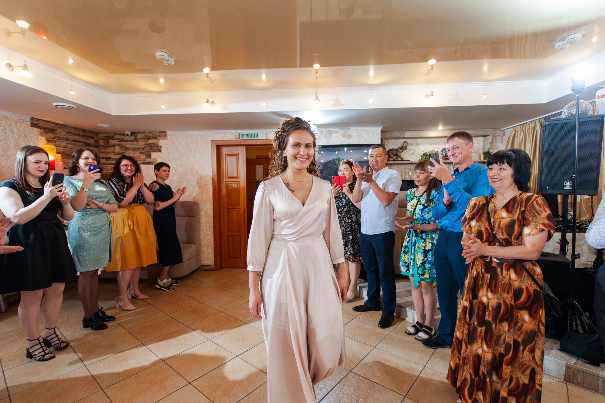 Танцующие молодожёны. Свадебный и семейный фотограф в Омске Мормулев Михаил