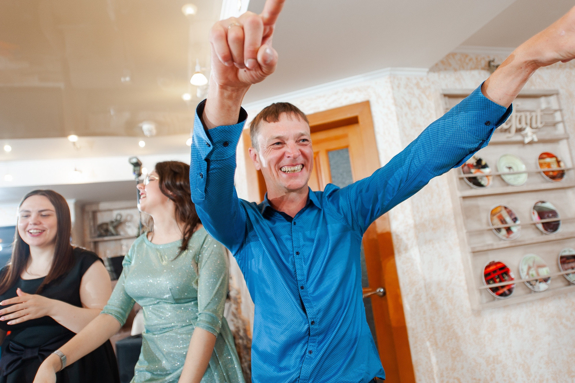 Танцующие молодожёны. Свадебный и семейный фотограф в Омске Мормулев Михаил