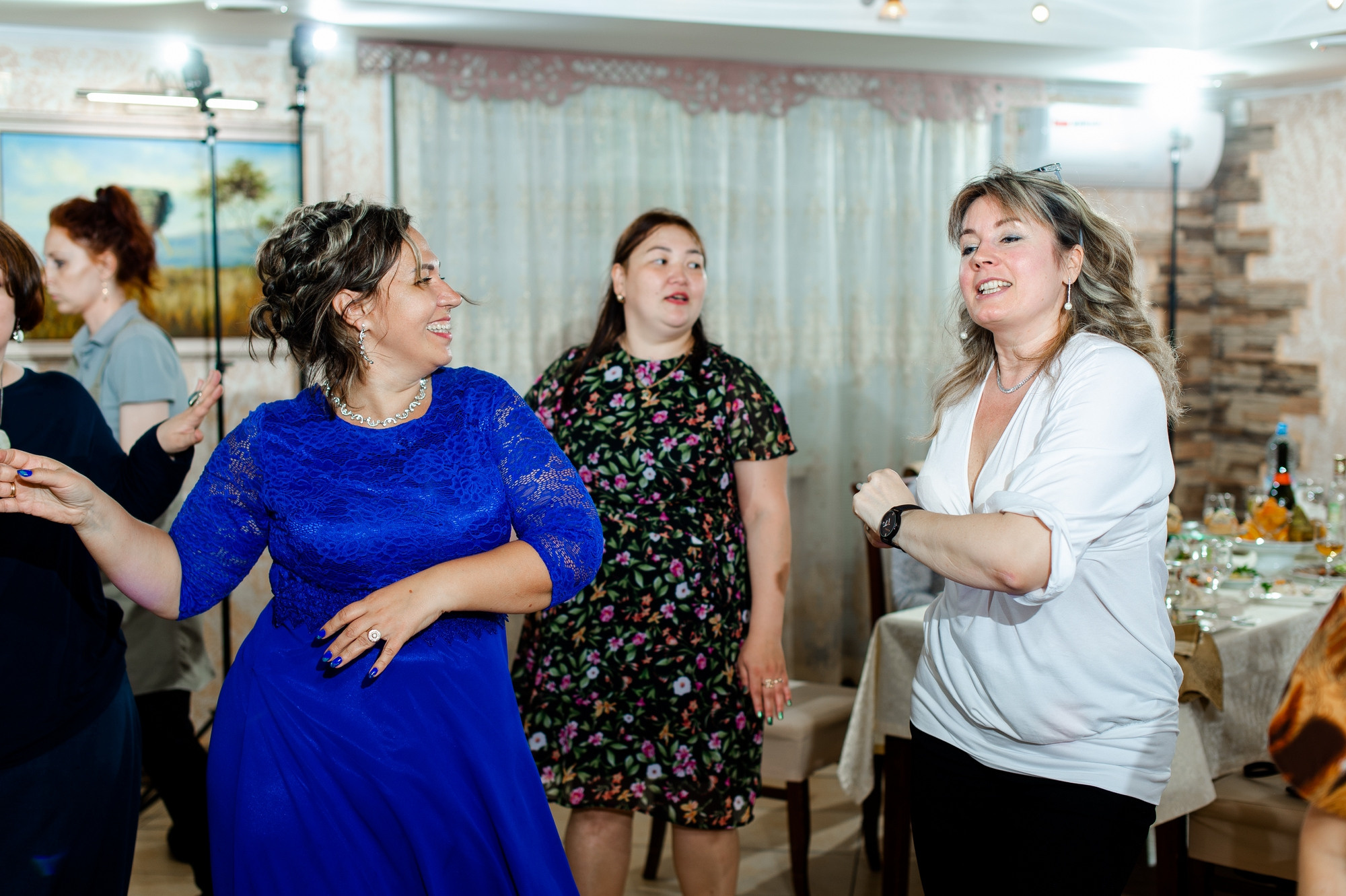 Танцующие молодожёны. Свадебный и семейный фотограф в Омске Мормулев Михаил