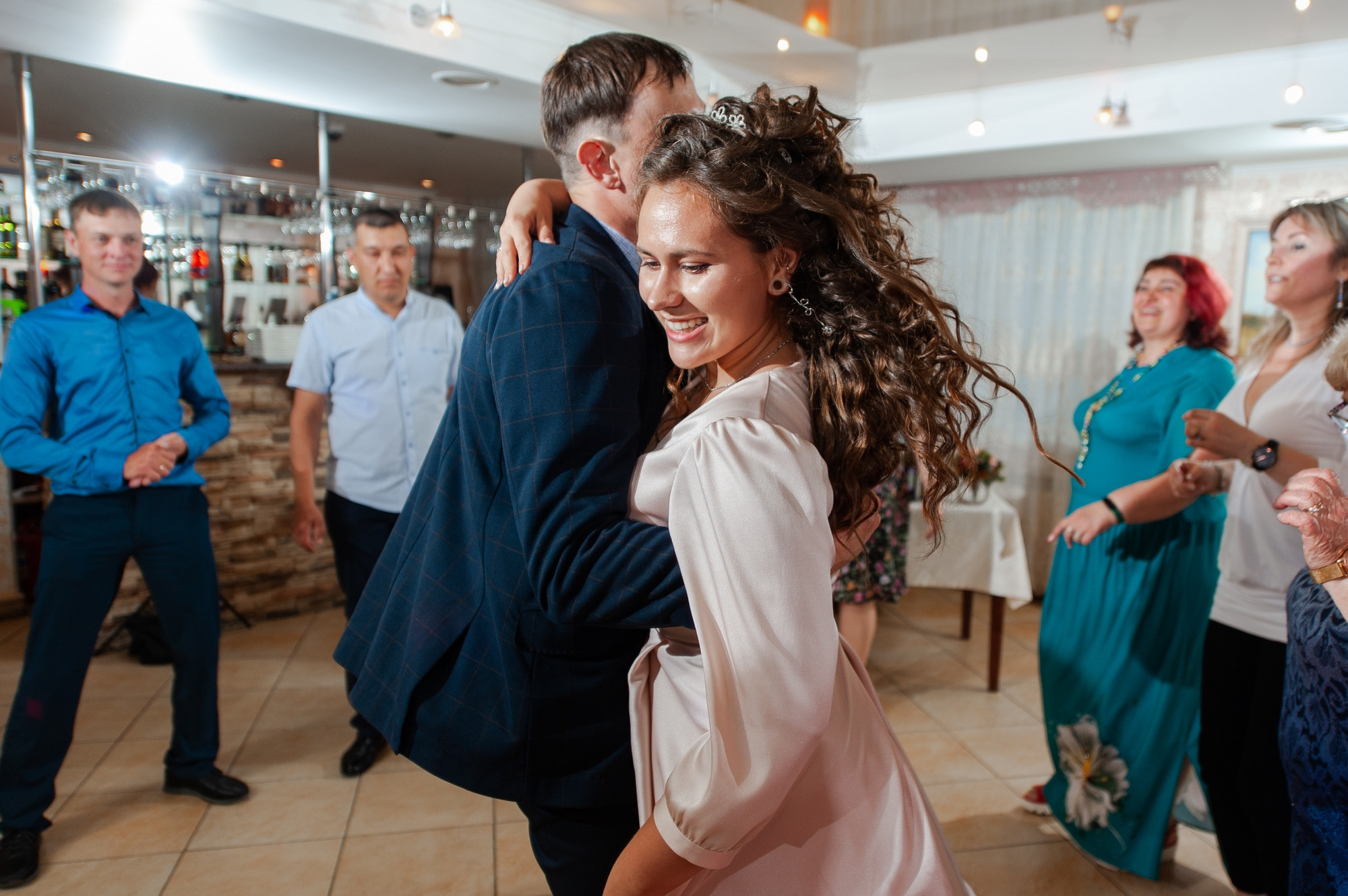 Танцующие молодожёны. Свадебный и семейный фотограф в Омске Мормулев Михаил