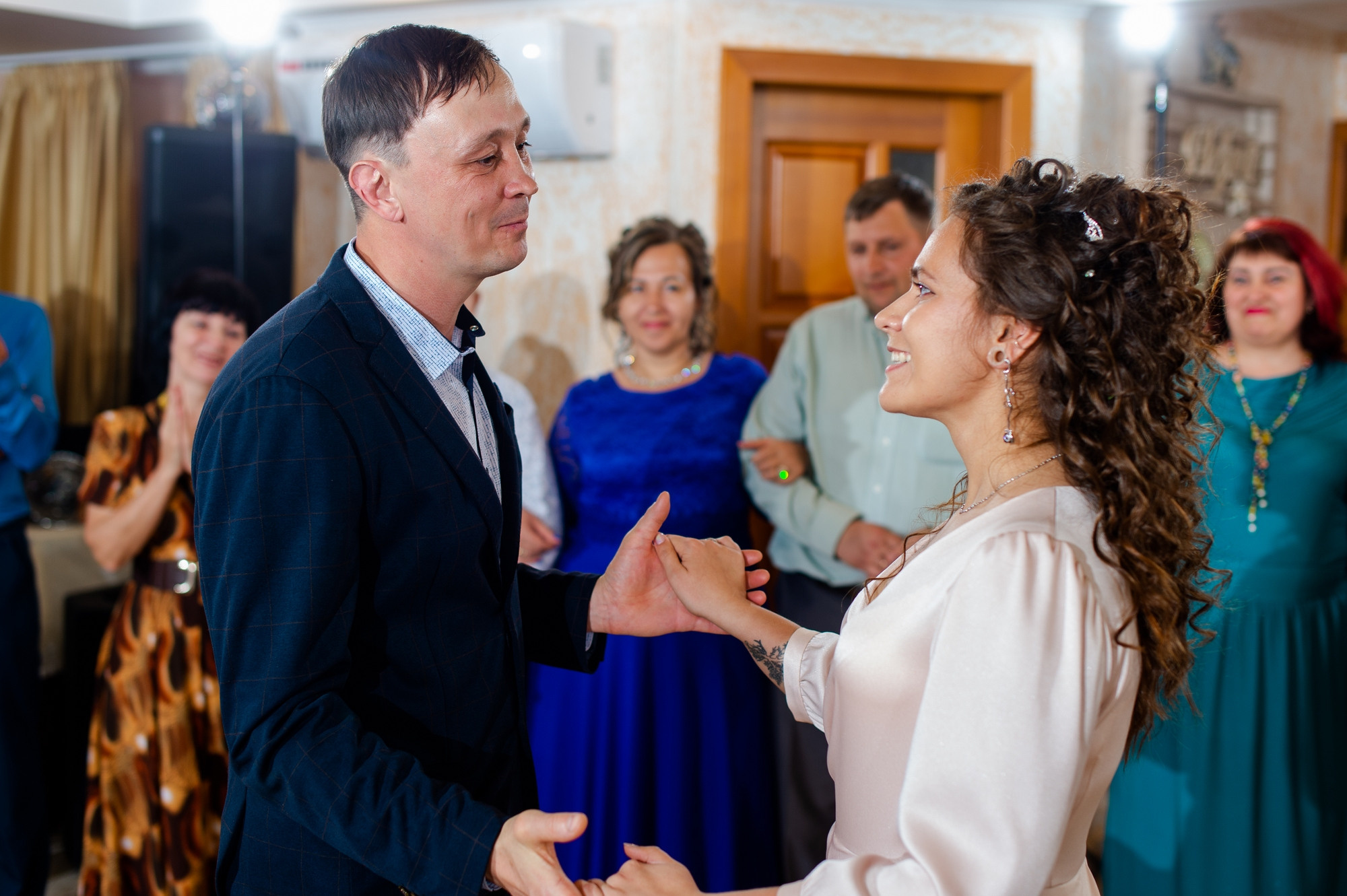 Танцующие молодожёны. Свадебный и семейный фотограф в Омске Мормулев Михаил