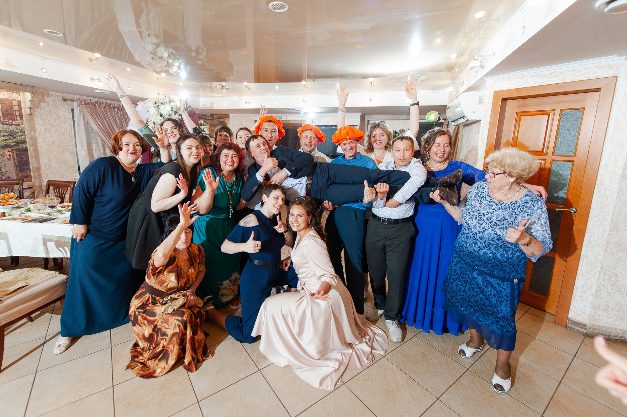 Танцующие молодожёны. Свадебный и семейный фотограф в Омске Мормулев Михаил