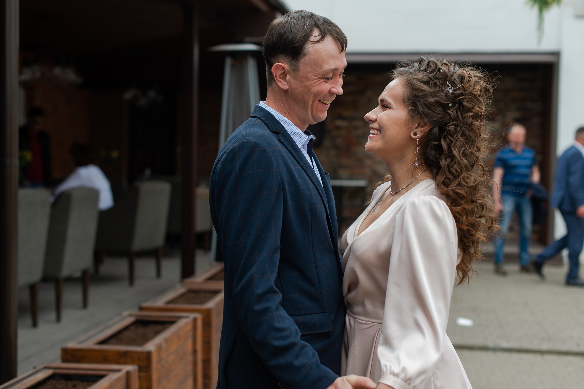 Танцующие молодожёны. Свадебный и семейный фотограф в Омске Мормулев Михаил