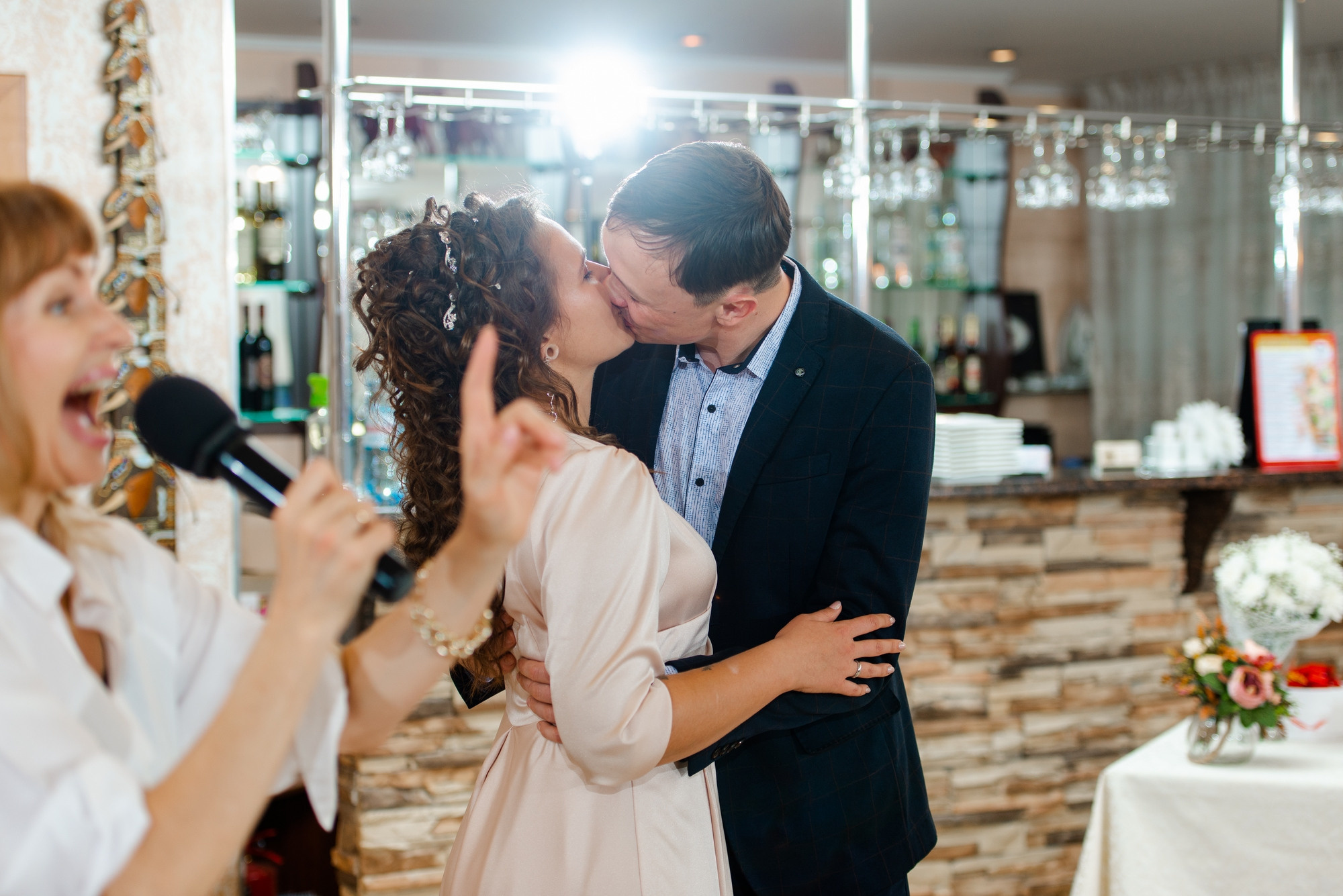 Танцующие молодожёны. Свадебный и семейный фотограф в Омске Мормулев Михаил