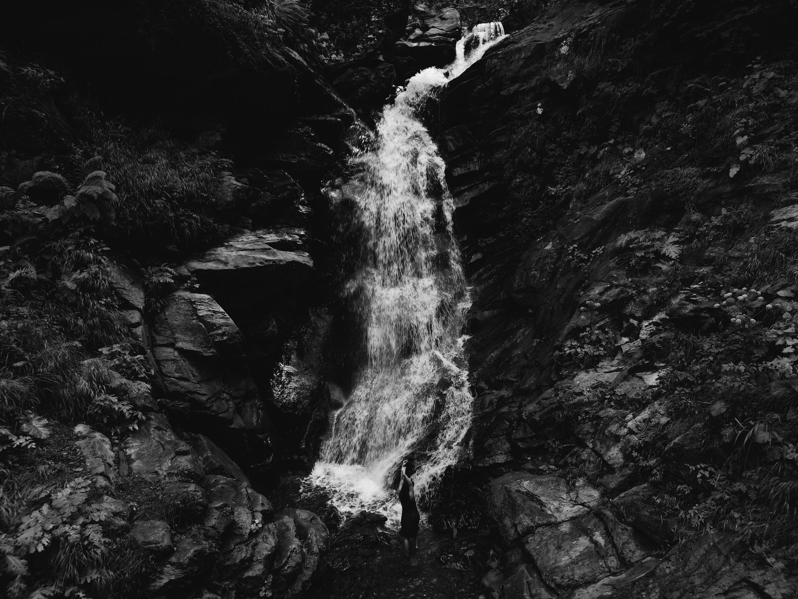 Фотография водопада на фоне природы