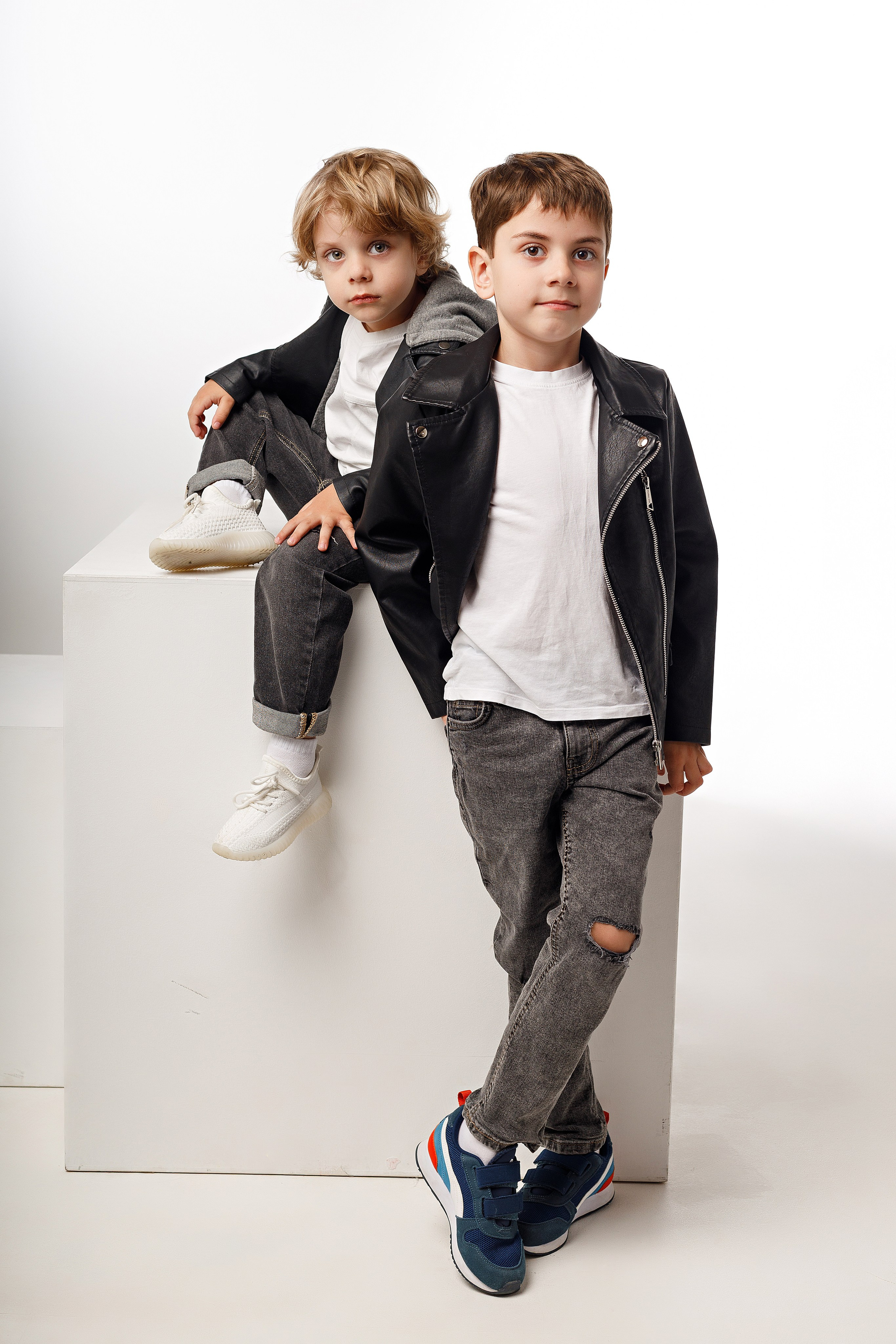 Фотосессия братьев в Сочи от детского фотографа. Детский студийный фотограф Сочи