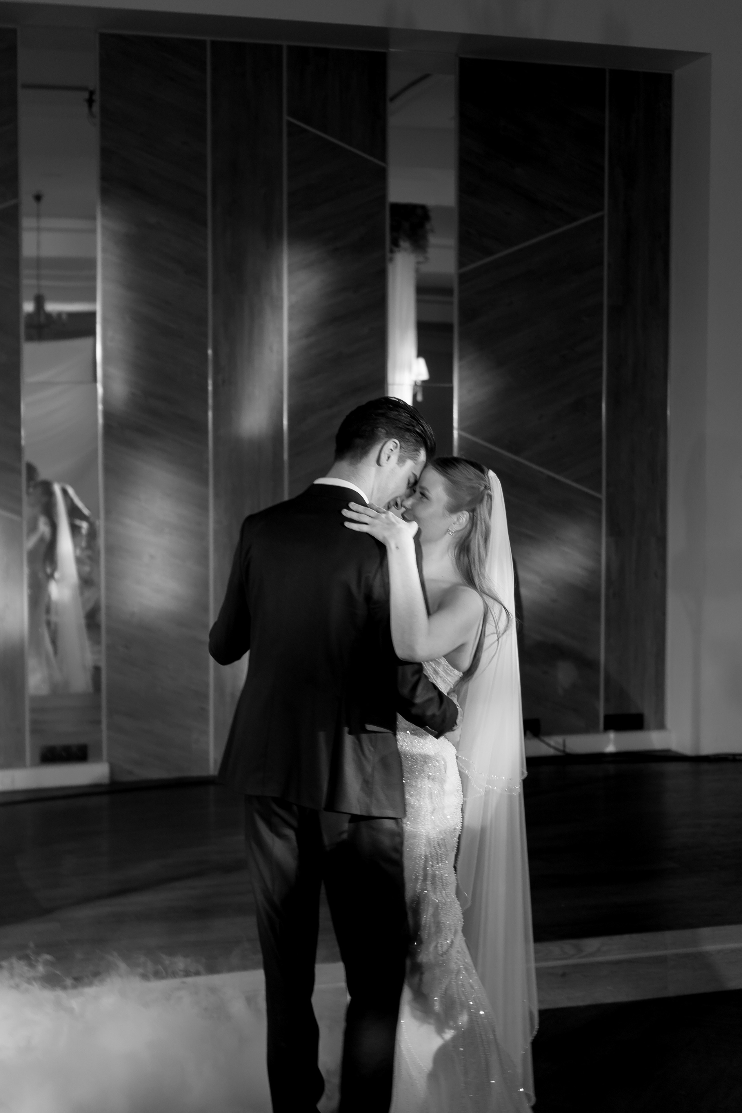 ПЕРВЫЙ ТАНЕЦ МОЛОДЫХ НА БАНКЕТЕ. ТРОГАТЕЛЬНЫЙ МОМЕНТ (СНЯТО В СИБИРЕ В НИЖНЕВАРТОВСКЕ). Профессиональный фотограф, Санкт-Петербург — Виктория Богомолова