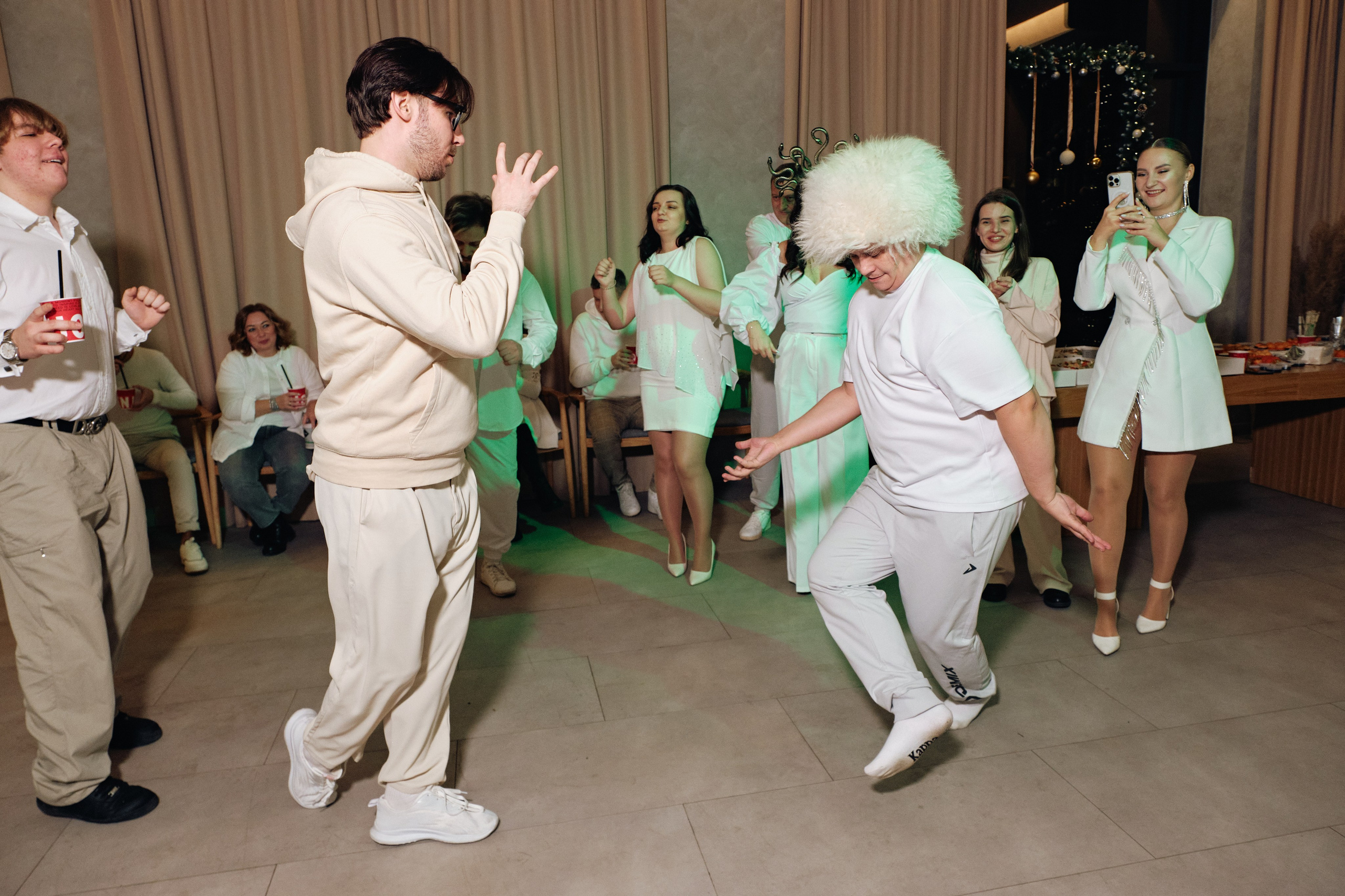 Корпоратив в белом компании Pride group. Семейные и свадебные фотосессии в СПб, в студии, на улице, на природе