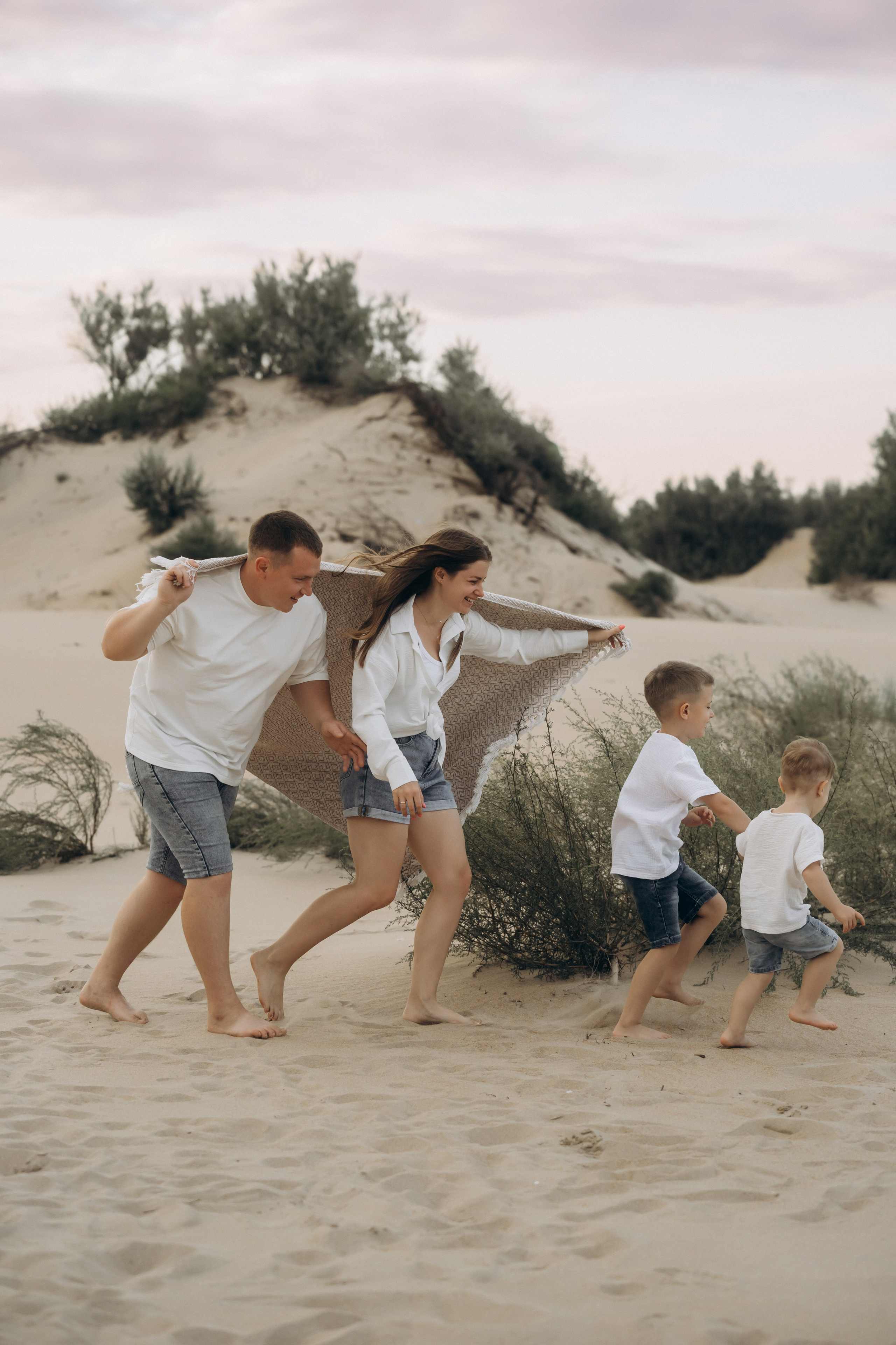 Фотограф Голубицкая сняла, как старший сын пытается повторить папины отжимания, а младший смеется  