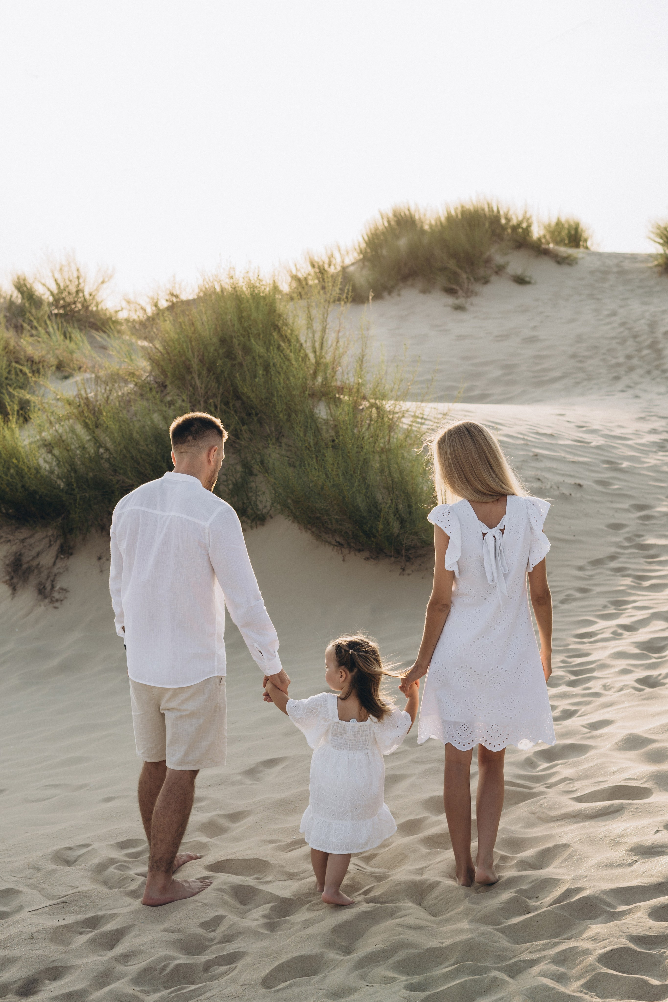 Новороссийск в кадре: мама и дочка делают синхронный прыжок через волну, фотограф Новороссийск