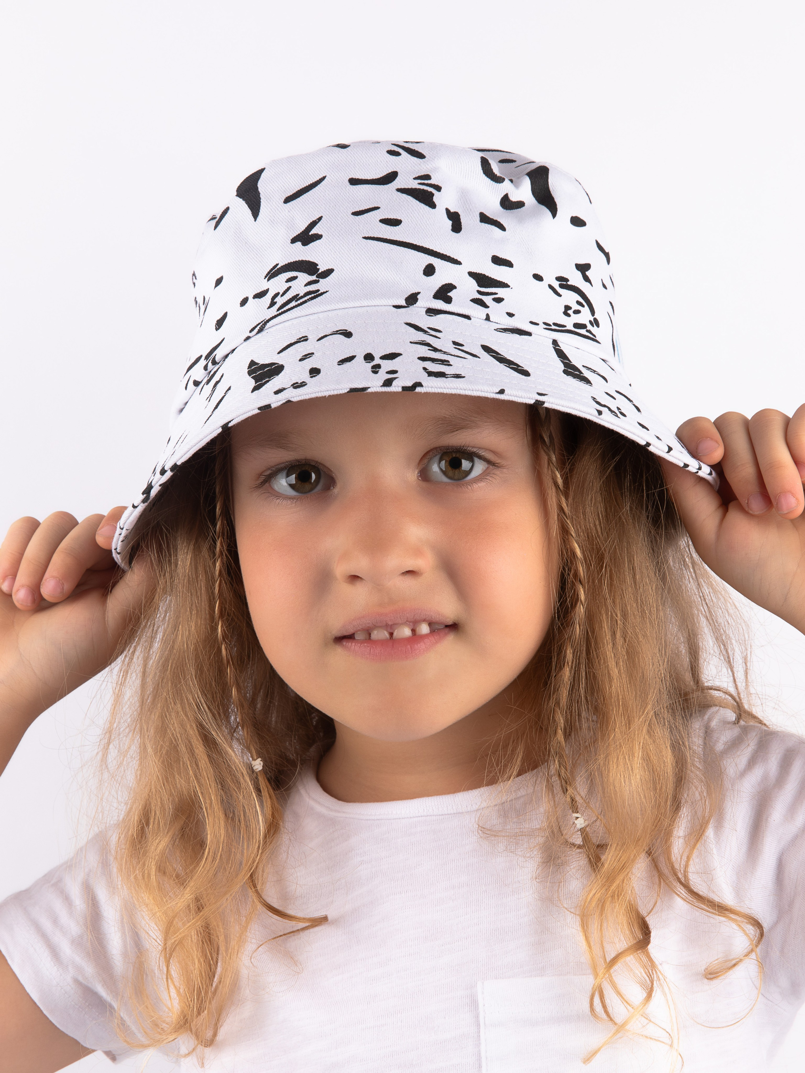 Детские панамки. Фотостудия предметной и модельной съёмки для маркетплейсов