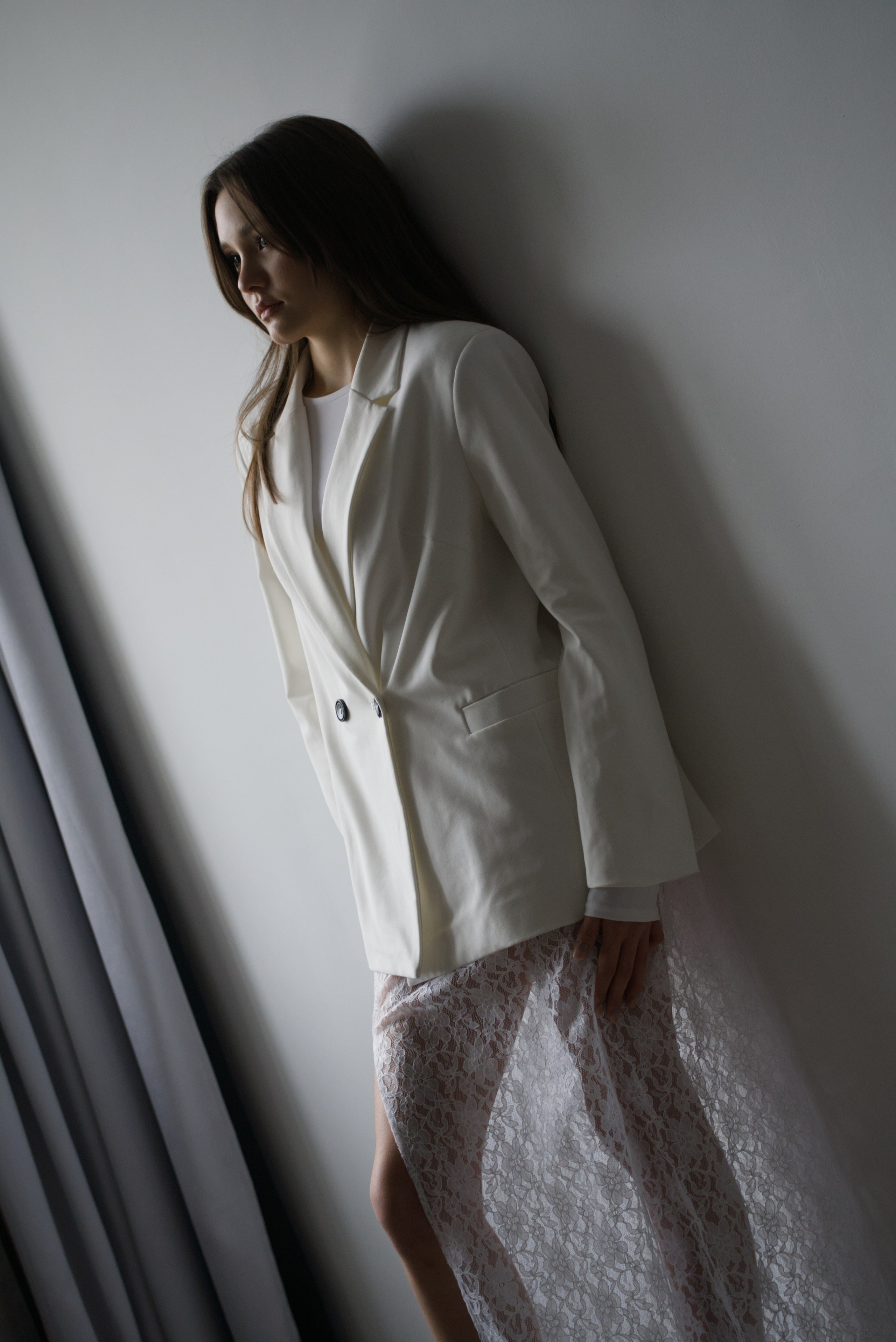 У окна в белом на белом. Мир глазами Саши Д