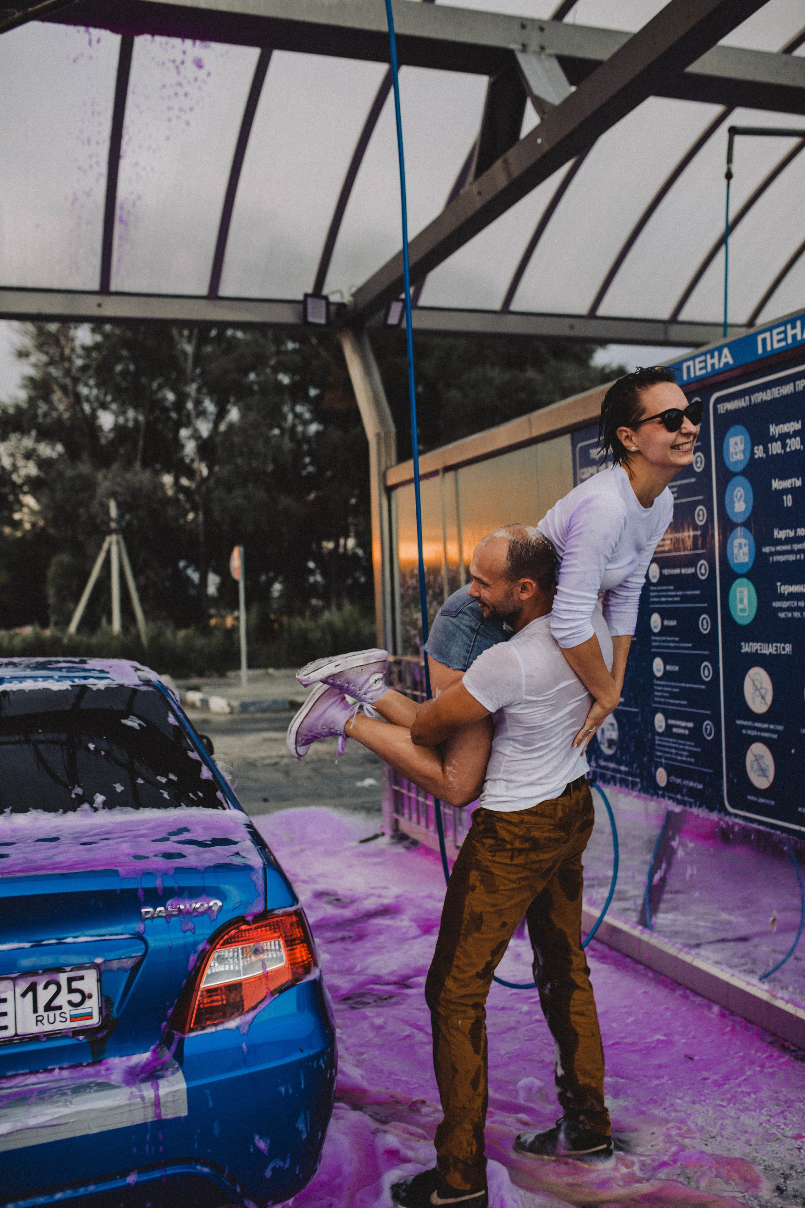 Любовь на одной из городских автомоек. Свадебный фотограф Новосибирск
