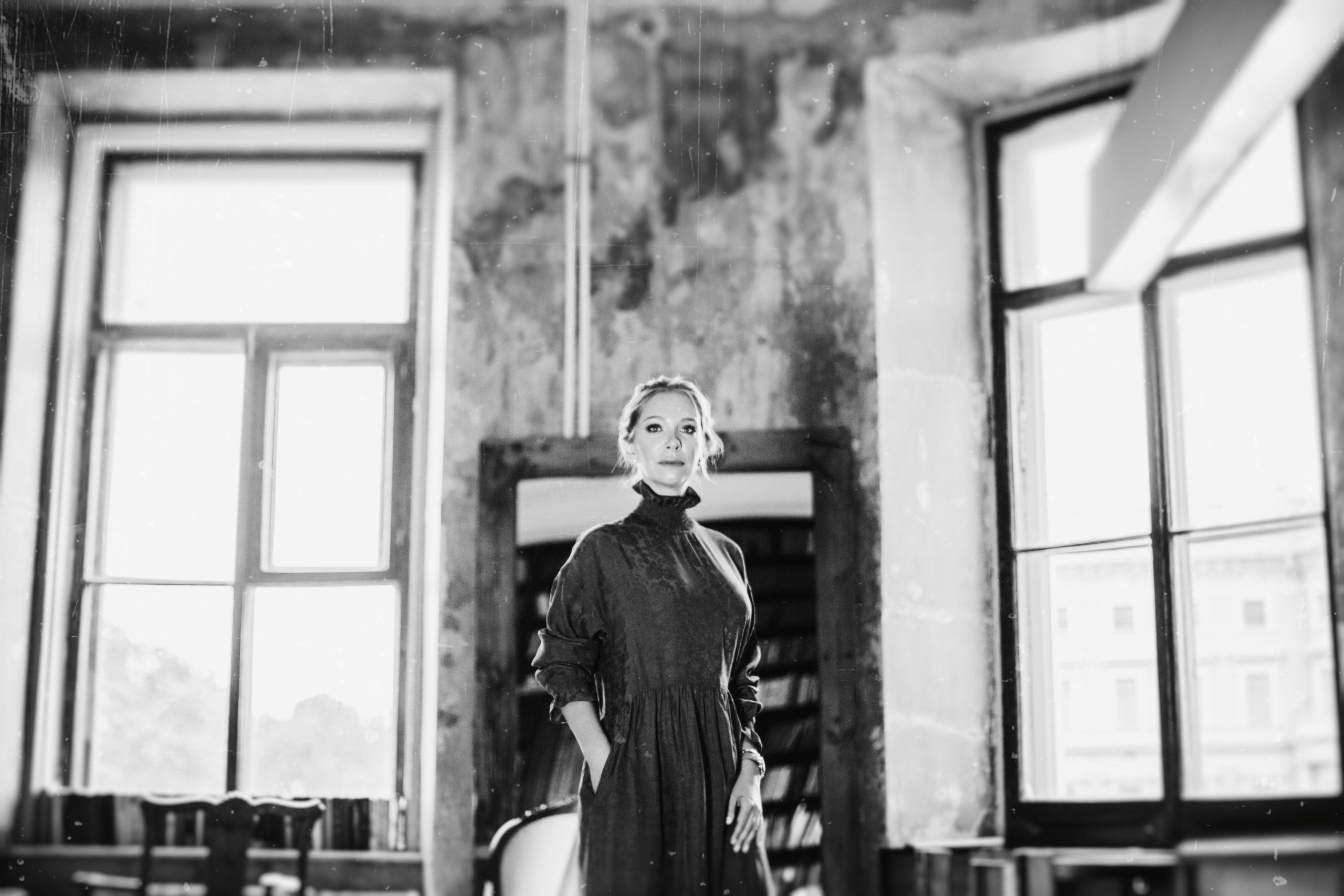 черно-белый портрет женщины в длинном платье в естественном дневном свете