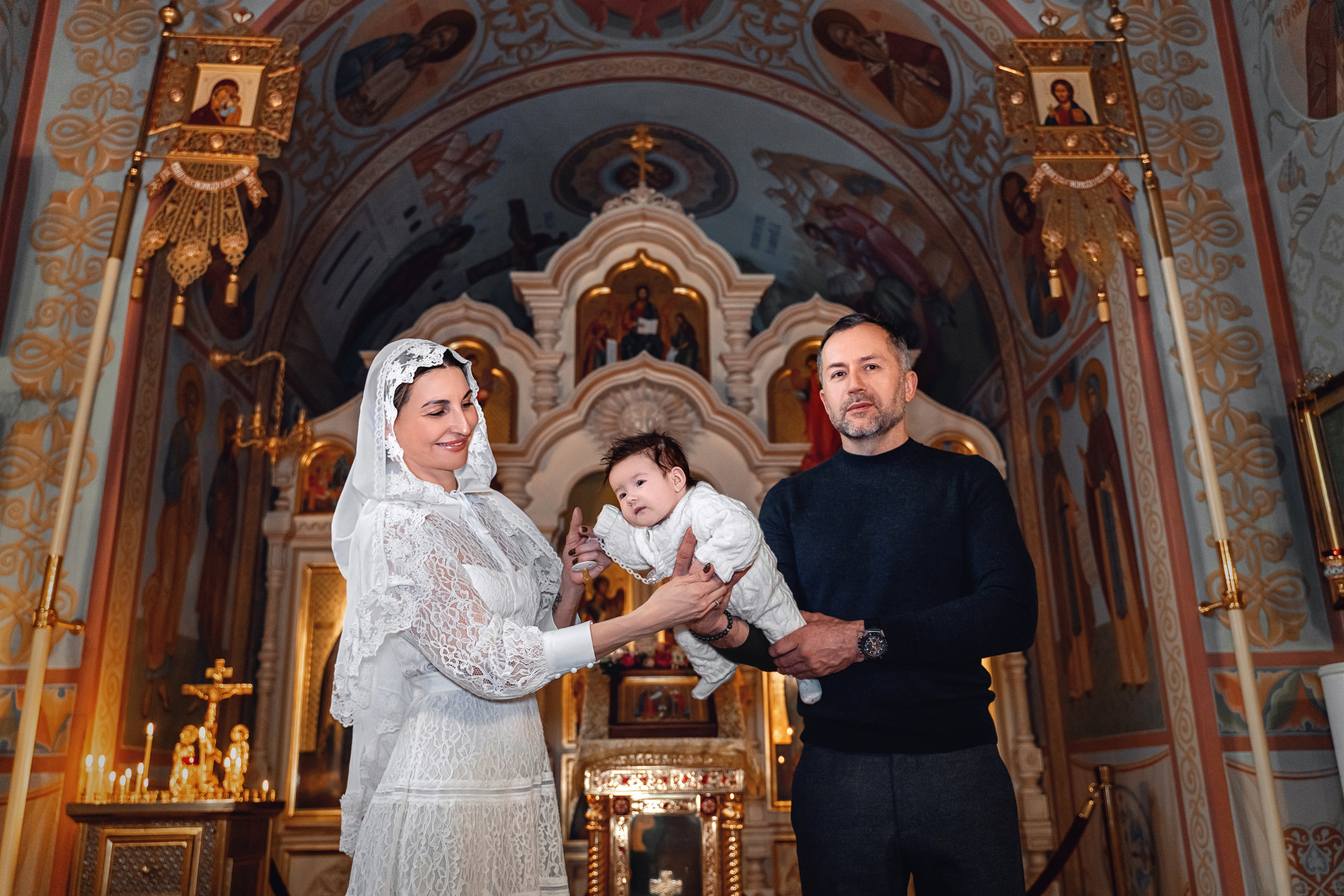 Крещение ребенка в храме Петра и Февронии в Покровском монастыре. Фотограф \ Видеограф на Крещение, Венчание Москва| Семейные съемки